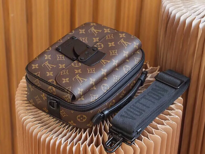 P¥940👉nfc dynamic chip version👈【Top original order, all steel hardware】𝐒 𝐋𝐎𝐂𝐊 Messenger bag m45806 French original leather🇫🇷Pure steel hardware Size: 22*18*8cm A hard-to-find messenger bag, tailor-made for men. The upper body effect is both explosive and very comfortable. It matches with different styles of daily wardrobe. It is super beautiful and grand. It seems low-key and not eye-catching, but the visual effect on the back will make your eyes shine! The capacity is also adequate, making it your first choice for daily travel, a strong hit!
