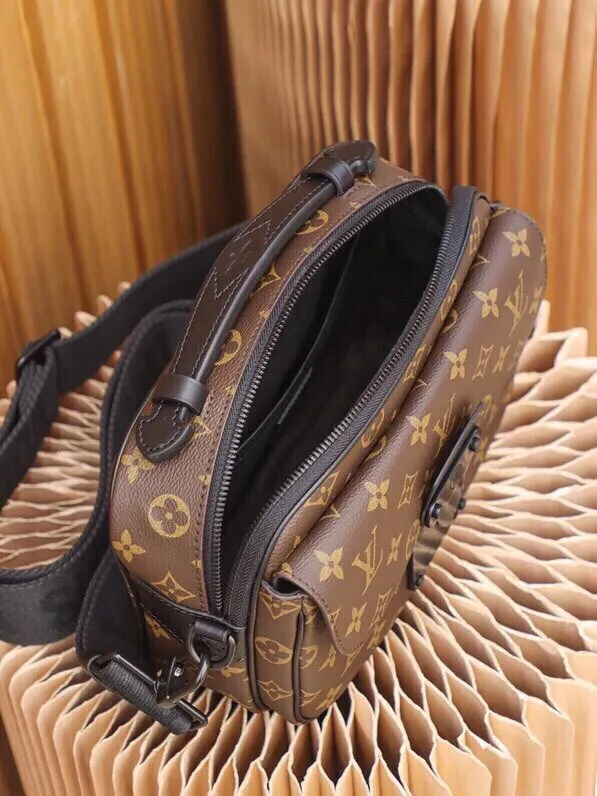 P¥940👉nfc dynamic chip version👈【Top original order, all steel hardware】𝐒 𝐋𝐎𝐂𝐊 Messenger bag m45806 French original leather🇫🇷Pure steel hardware Size: 22*18*8cm A hard-to-find messenger bag, tailor-made for men. The upper body effect is both explosive and very comfortable. It matches with different styles of daily wardrobe. It is super beautiful and grand. It seems low-key and not eye-catching, but the visual effect on the back will make your eyes shine! The capacity is also adequate, making it your first choice for daily travel, a strong hit!