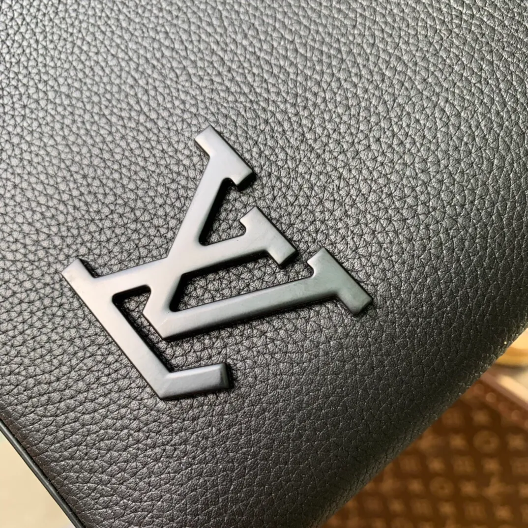 P¥520👉nfc163C01 dynamic chip version👈【Top-grade original overseas genuine cowhide】m69837 aerogram ipad protective case releases trendy style with restrained design. The soft and delicate calfskin is like old-fashioned aviation letterhead. The metal "Donkeyjia" letters and customizable labels reveal classic heritage. Elements such as the detachable leather wristband upgrade the functionality. Dimensions: 30 x 22 x 5cm with gift box