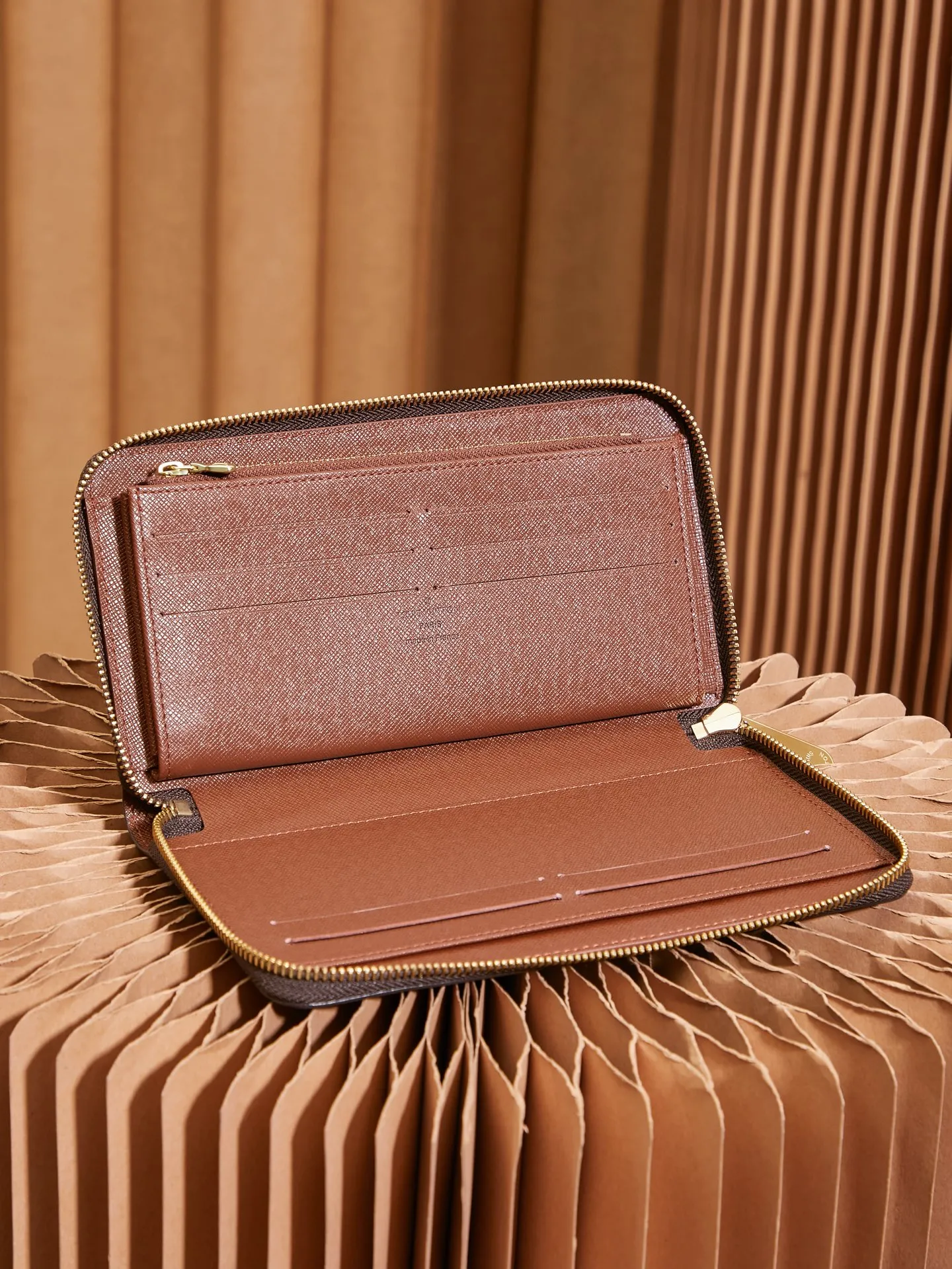 p¥320 👉nfc dynamic chip version👈 [Top inspection-free all-steel hardware] Large M62581 presbyopic hand wallet ZIPPY ORGANIZER zipper wallet The Zippy Organizer zipper wallet is made of classic Damier Ebene canvas. It has an extremely compact and compact shape, and combines fashionable design with practical functionality. The wraparound zipper closure brings together a range of practical features, such as multiple credit card slots, a zippered coin compartment and a large ticket pocket. 21.0 x 12.0 cm (length x height) comes with gift box