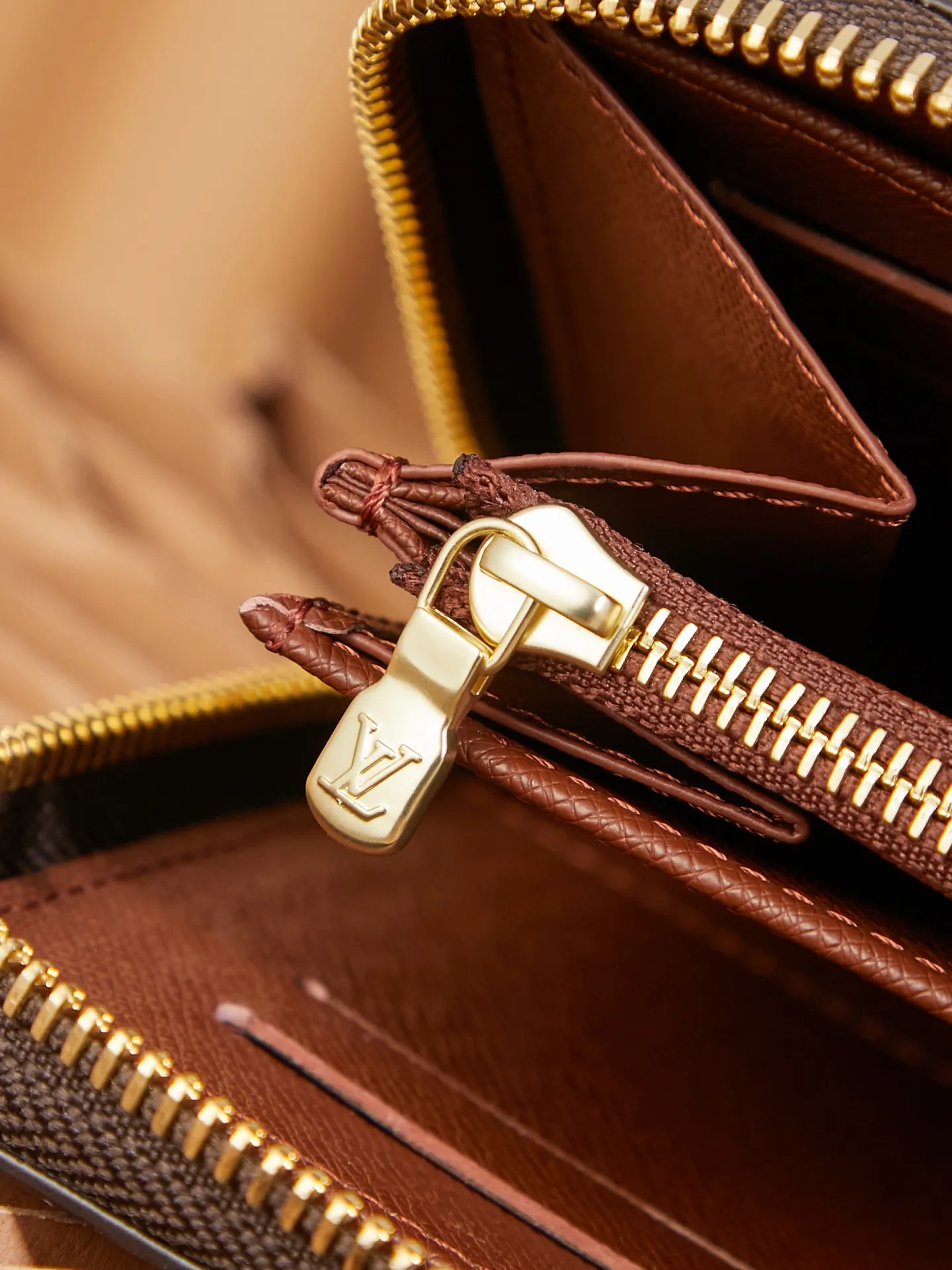 p¥320 👉nfc dynamic chip version👈 [Top inspection-free all-steel hardware] Large M62581 presbyopic hand wallet ZIPPY ORGANIZER zipper wallet The Zippy Organizer zipper wallet is made of classic Damier Ebene canvas. It has an extremely compact and compact shape, and combines fashionable design with practical functionality. The wraparound zipper closure brings together a range of practical features, such as multiple credit card slots, a zippered coin compartment and a large ticket pocket. 21.0 x 12.0 cm (length x height) comes with gift box