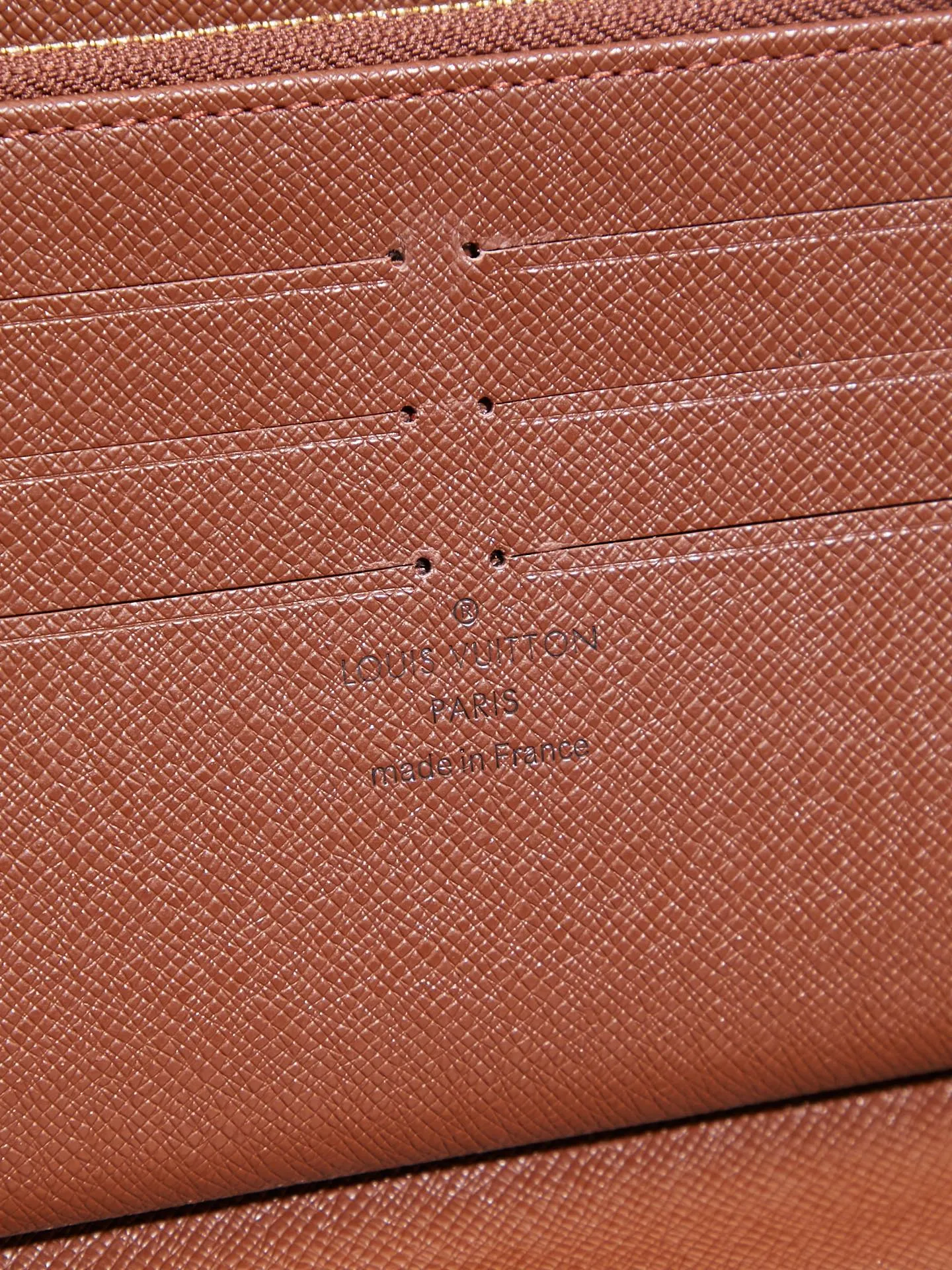 p¥320 👉nfc dynamic chip version👈 [Top inspection-free all-steel hardware] Large M62581 presbyopic hand wallet ZIPPY ORGANIZER zipper wallet The Zippy Organizer zipper wallet is made of classic Damier Ebene canvas. It has an extremely compact and compact shape, and combines fashionable design with practical functionality. The wraparound zipper closure brings together a range of practical features, such as multiple credit card slots, a zippered coin compartment and a large ticket pocket. 21.0 x 12.0 cm (length x height) comes with gift box