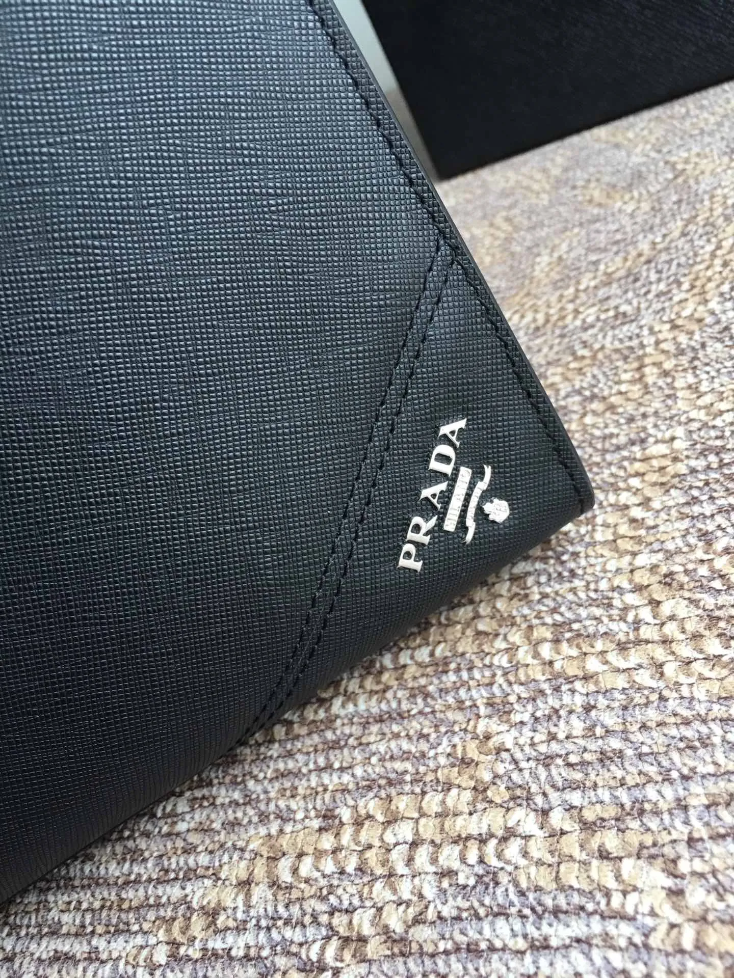 💰1900, P's men's bag has a new style, 1079 jiao mark portable model, synchronized with counters, top quality, 175 OEM code, hurry up if you want it, length 34X height 35.5cm