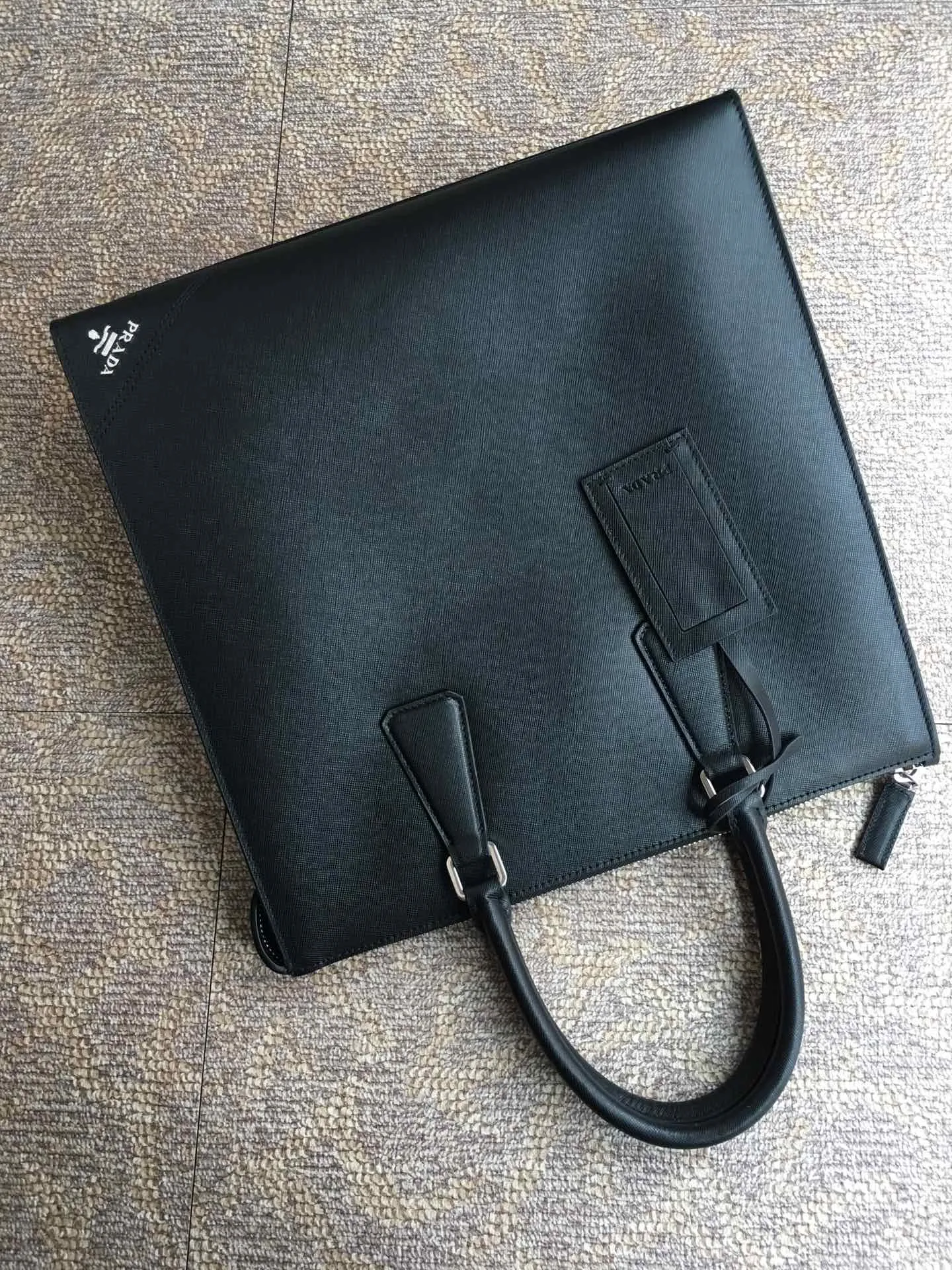 💰1900, P's men's bag has a new style, 1079 jiao mark portable model, synchronized with counters, top quality, 175 OEM code, hurry up if you want it, length 34X height 35.5cm