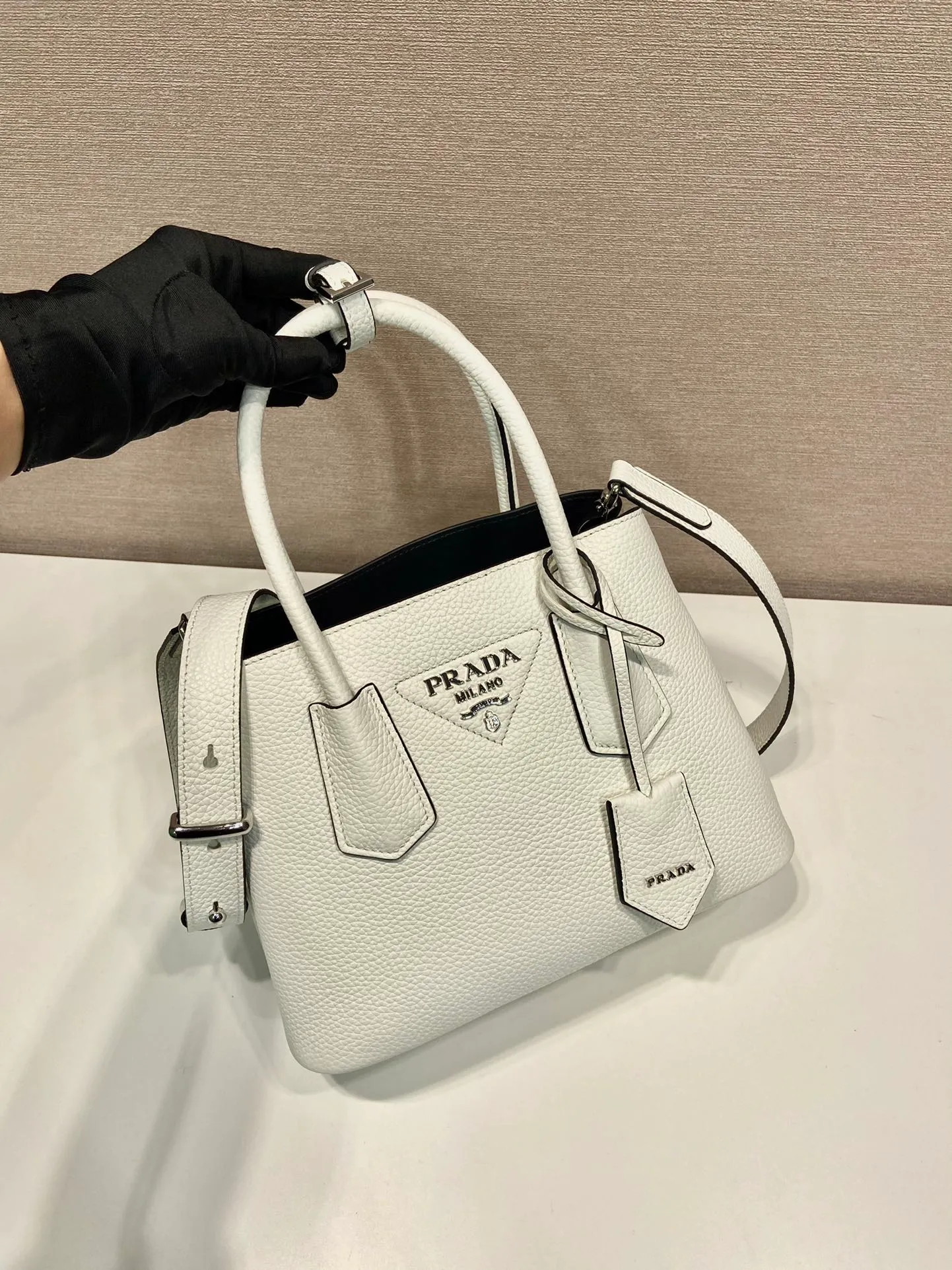 💰 1900 🎉New shopping bag🎉1BG443 deerskin pattern🎉🎉 This Double handbag is presented in a novel mini version, combining functionality and exquisite style. It is made of imported cowhide and deerskin texture new material, with imported lambskin inside. It feels super soft, top-grade hardware, and the detachable shoulder strap is suitable for shoulder or cross-body wear. Simple and elegant, if you like babies, hurry up and get it🎉🎉 Length 25x Height 18.5x Bottom 12.5cm