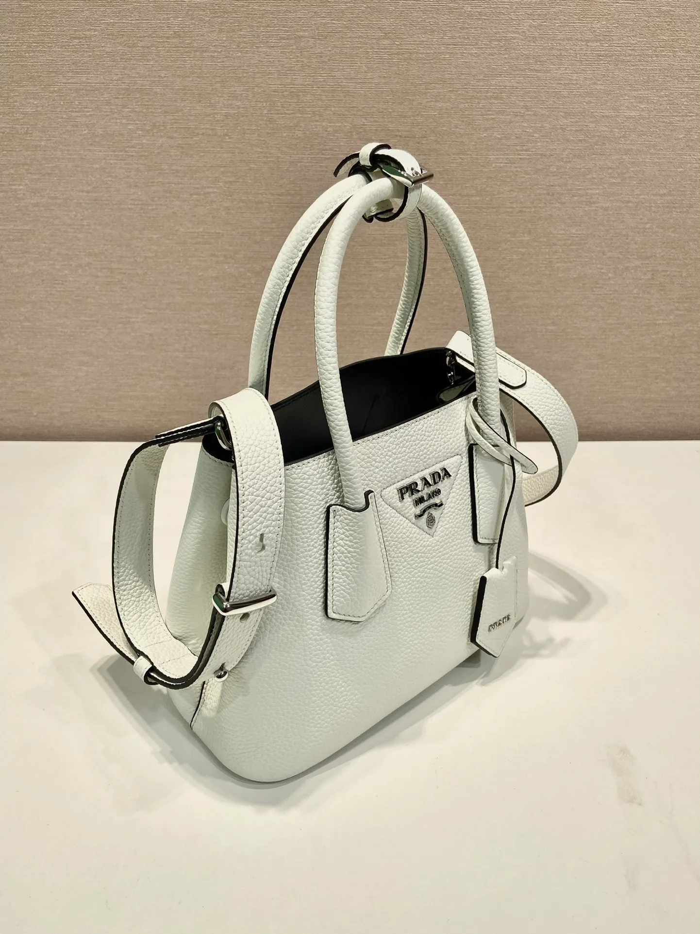 💰 1900 🎉New shopping bag🎉1BG443 deerskin pattern🎉🎉 This Double handbag is presented in a novel mini version, combining functionality and exquisite style. It is made of imported cowhide and deerskin texture new material, with imported lambskin inside. It feels super soft, top-grade hardware, and the detachable shoulder strap is suitable for shoulder or cross-body wear. Simple and elegant, if you like babies, hurry up and get it🎉🎉 Length 25x Height 18.5x Bottom 12.5cm
