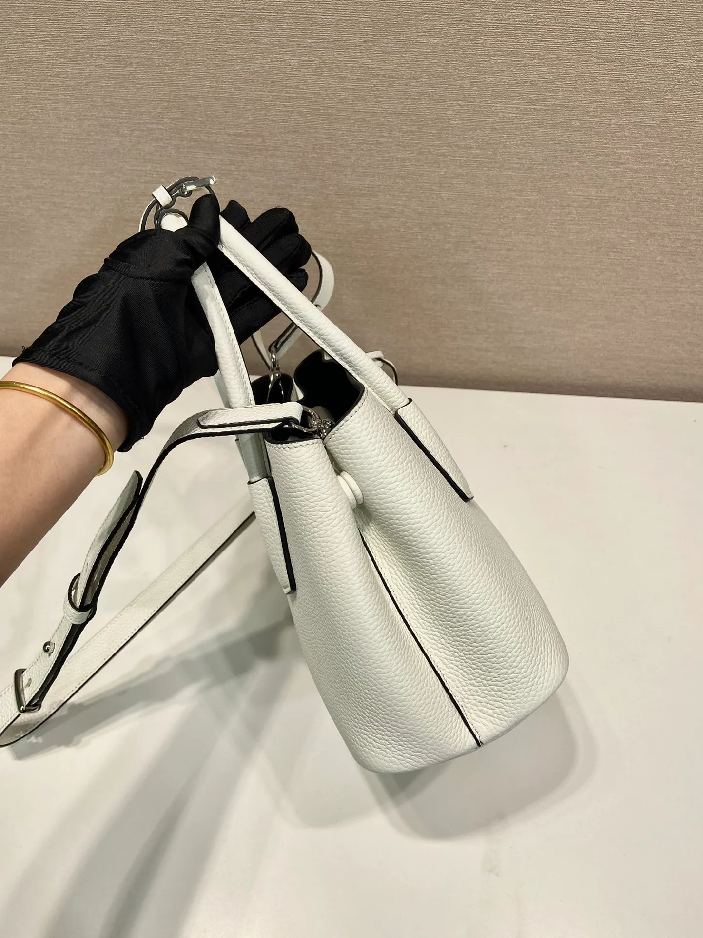💰 1900 🎉New shopping bag🎉1BG443 deerskin pattern🎉🎉 This Double handbag is presented in a novel mini version, combining functionality and exquisite style. It is made of imported cowhide and deerskin texture new material, with imported lambskin inside. It feels super soft, top-grade hardware, and the detachable shoulder strap is suitable for shoulder or cross-body wear. Simple and elegant, if you like babies, hurry up and get it🎉🎉 Length 25x Height 18.5x Bottom 12.5cm