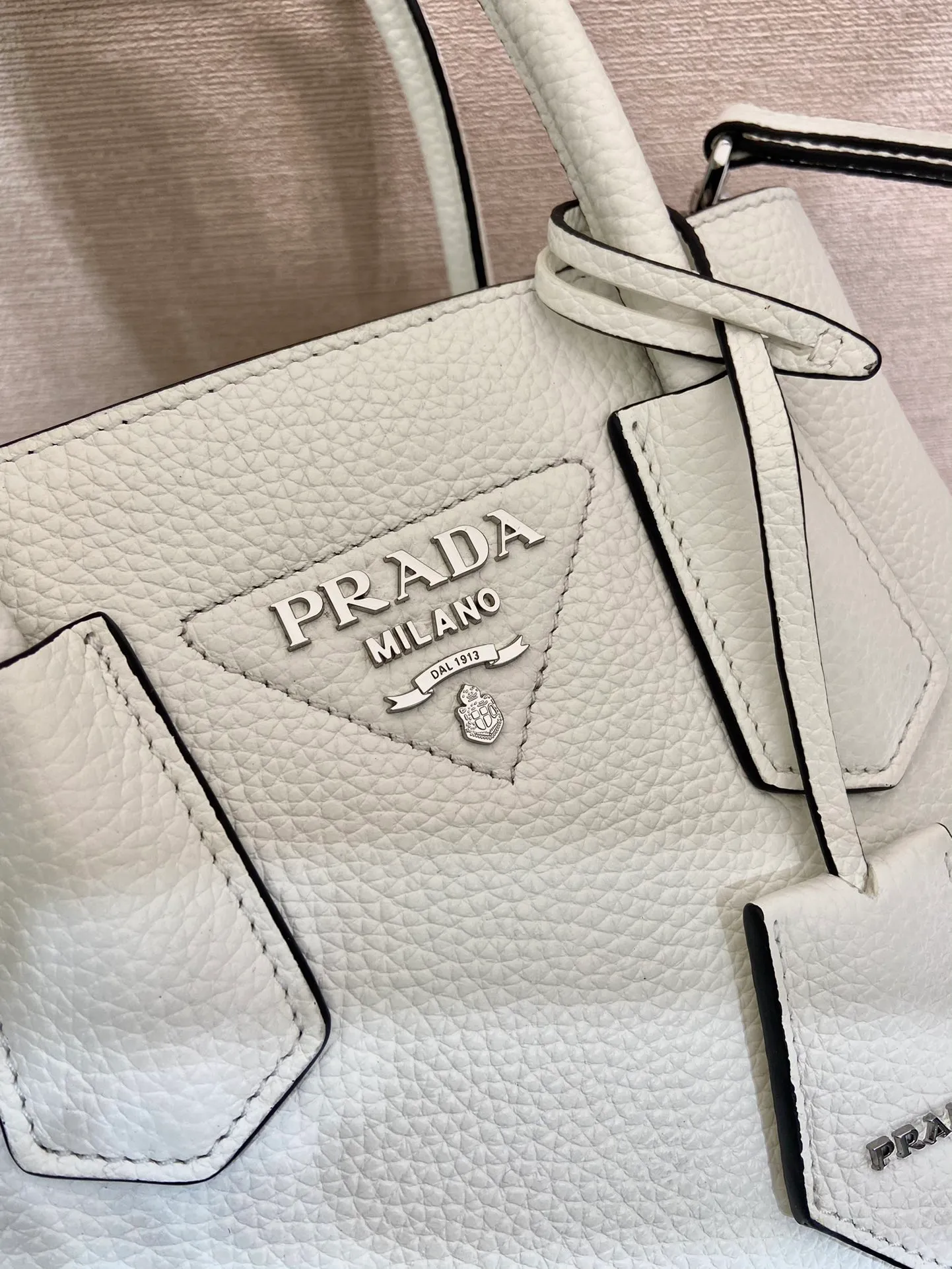 💰 1900 🎉New shopping bag🎉1BG443 deerskin pattern🎉🎉 This Double handbag is presented in a novel mini version, combining functionality and exquisite style. It is made of imported cowhide and deerskin texture new material, with imported lambskin inside. It feels super soft, top-grade hardware, and the detachable shoulder strap is suitable for shoulder or cross-body wear. Simple and elegant, if you like babies, hurry up and get it🎉🎉 Length 25x Height 18.5x Bottom 12.5cm