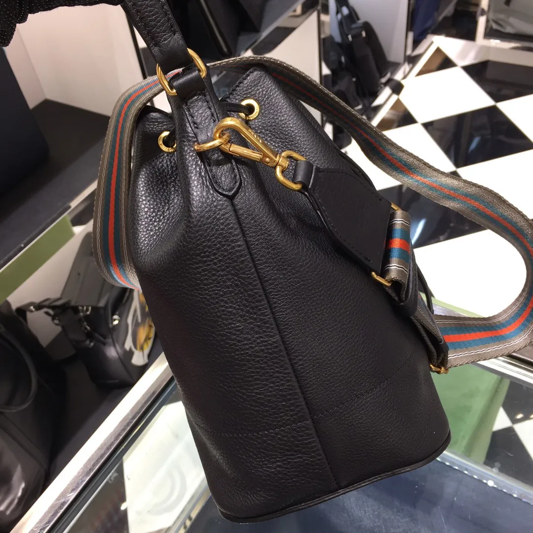 💰1660, P family has another popular bucket bag👏🏻👏🏻1BE018, the latest/most popular bucket bag🤙🤙Made of imported calfskin deerskin grain material, leather handle/2 replacement shoulder straps👏🏻👏🏻Detachable and adjustable colorful fabric shoulder straps, equipped with leather shoulder pads, metal lettering logo The top is decorated with a leather drawstring and is lined with a logo. There is a leather pocket inside, a large capacity and beautiful style🙋🏻🙋🏻, length 21x height 25x bottom 15cm.🤙