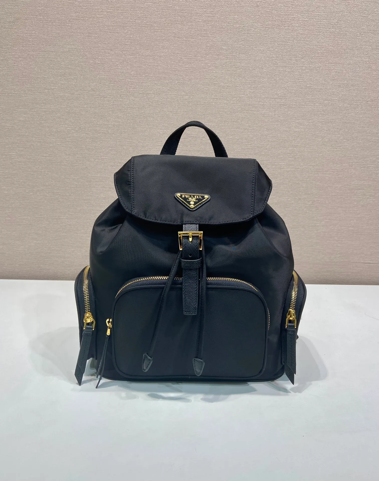 💰1300🎉New product🎉1BZ081 Backpack🎉🎉 This backpack is made of imported nylon fabric. The body of the bag is designed with three zipper pockets. The bag opening is opened and closed with a flip drawstring. It has top-grade hardware, large capacity, and many pockets. It is very practical. Length 24.5x Height 29x Bottom 12cm🎉🎉🎉💰💰💰