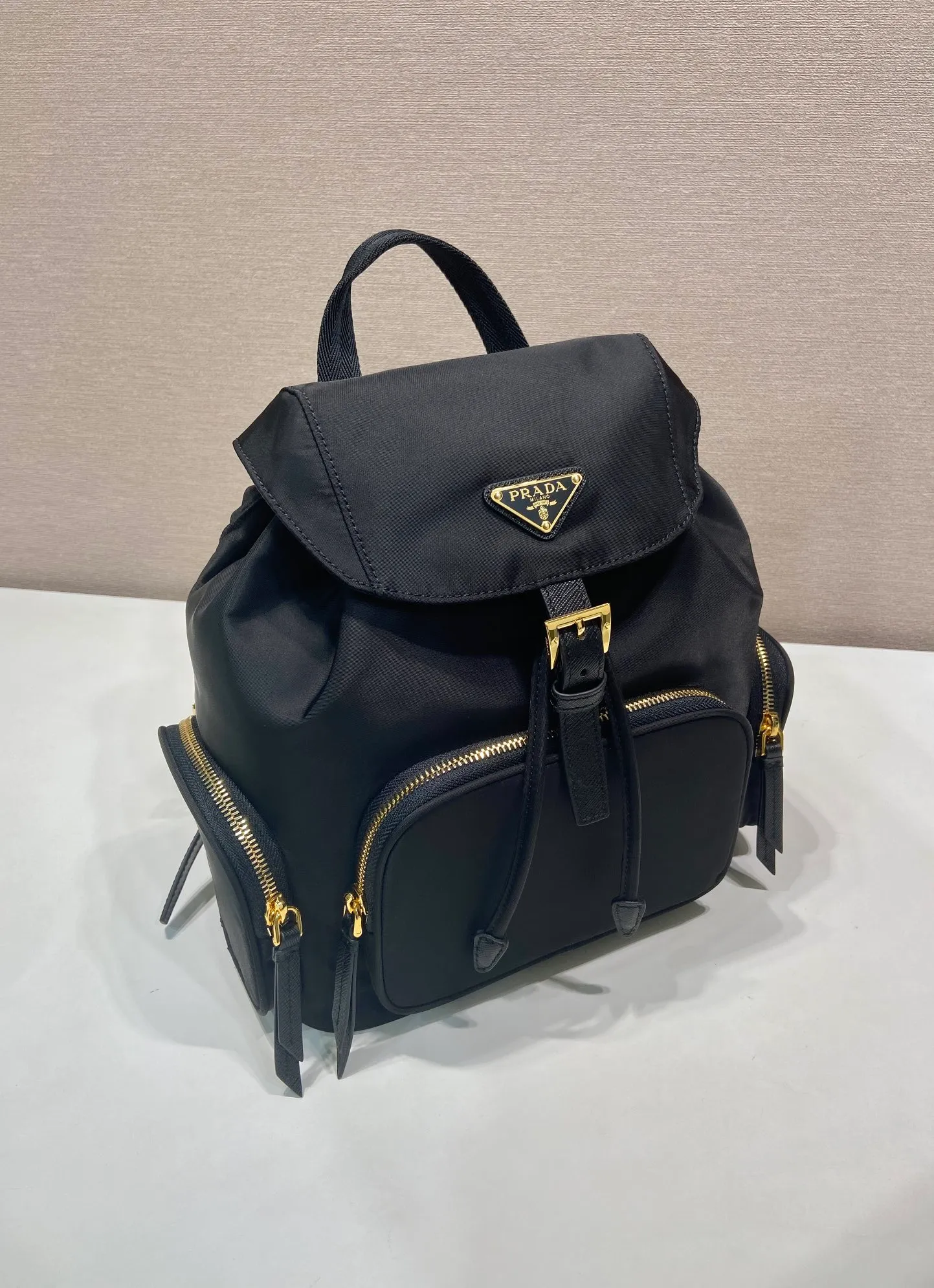💰1300🎉New product🎉1BZ081 Backpack🎉🎉 This backpack is made of imported nylon fabric. The body of the bag is designed with three zipper pockets. The bag opening is opened and closed with a flip drawstring. It has top-grade hardware, large capacity, and many pockets. It is very practical. Length 24.5x Height 29x Bottom 12cm🎉🎉🎉💰💰💰