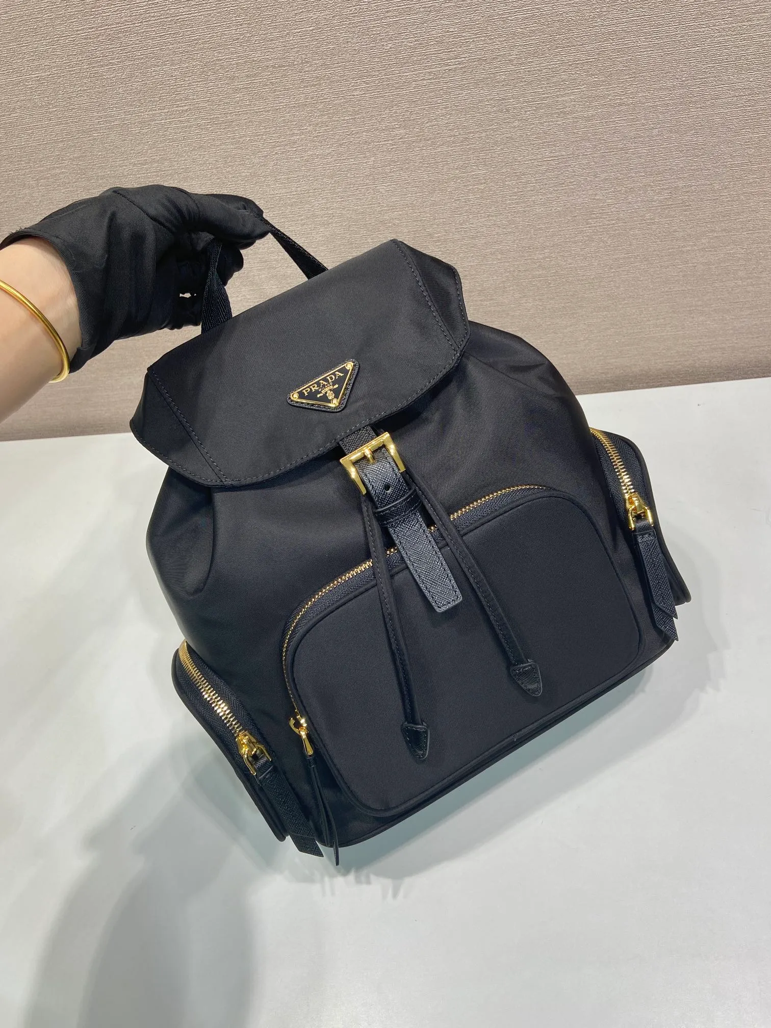 💰1300🎉New product🎉1BZ081 Backpack🎉🎉 This backpack is made of imported nylon fabric. The body of the bag is designed with three zipper pockets. The bag opening is opened and closed with a flip drawstring. It has top-grade hardware, large capacity, and many pockets. It is very practical. Length 24.5x Height 29x Bottom 12cm🎉🎉🎉💰💰💰