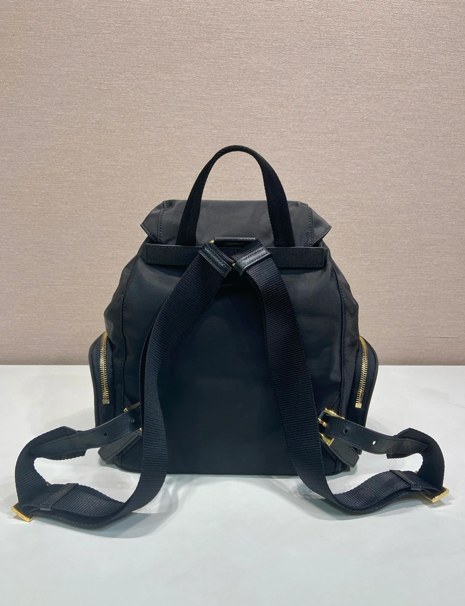 💰1300🎉New product🎉1BZ081 Backpack🎉🎉 This backpack is made of imported nylon fabric. The body of the bag is designed with three zipper pockets. The bag opening is opened and closed with a flip drawstring. It has top-grade hardware, large capacity, and many pockets. It is very practical. Length 24.5x Height 29x Bottom 12cm🎉🎉🎉💰💰💰