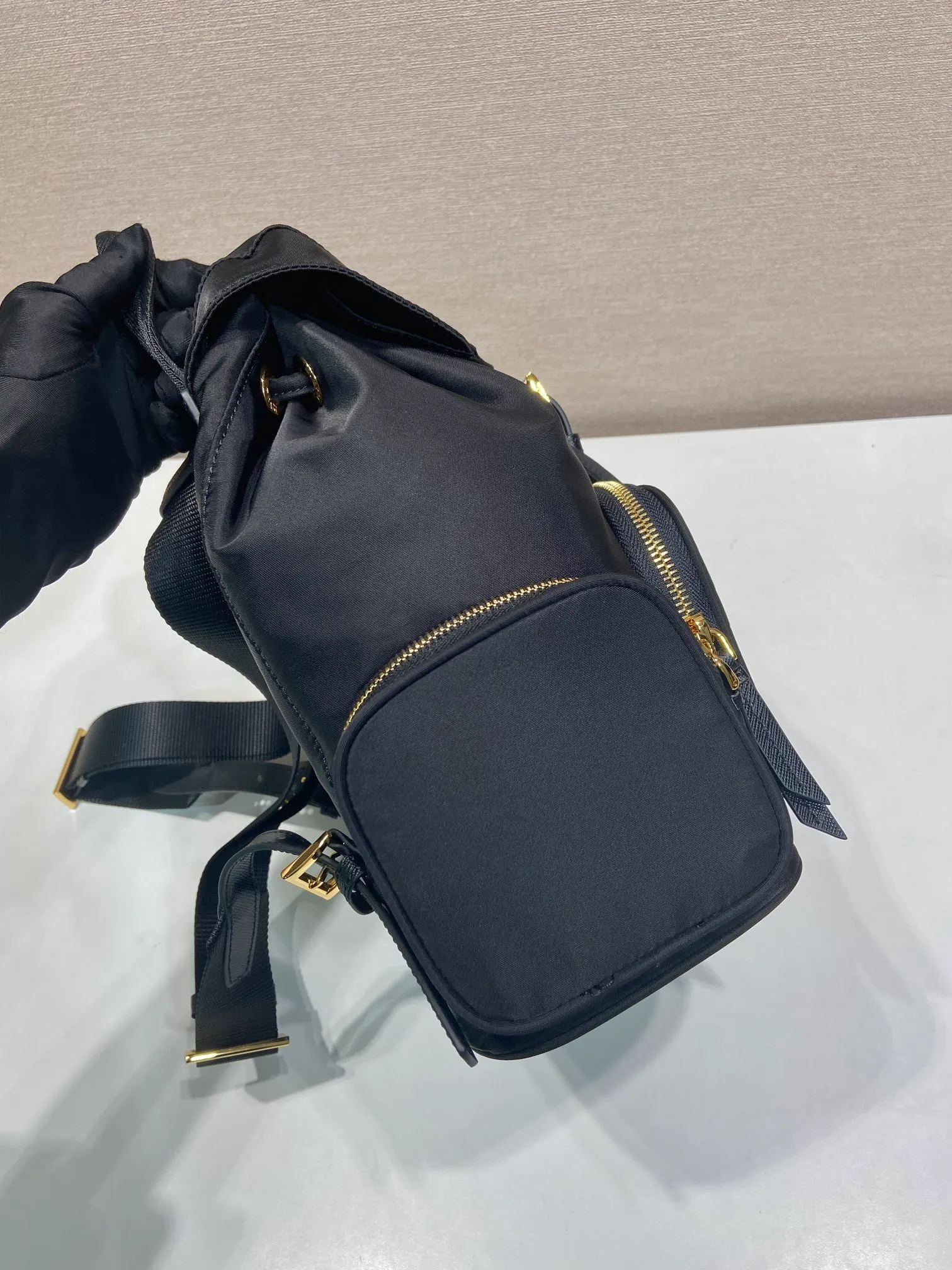 💰1300🎉New product🎉1BZ081 Backpack🎉🎉 This backpack is made of imported nylon fabric. The body of the bag is designed with three zipper pockets. The bag opening is opened and closed with a flip drawstring. It has top-grade hardware, large capacity, and many pockets. It is very practical. Length 24.5x Height 29x Bottom 12cm🎉🎉🎉💰💰💰
