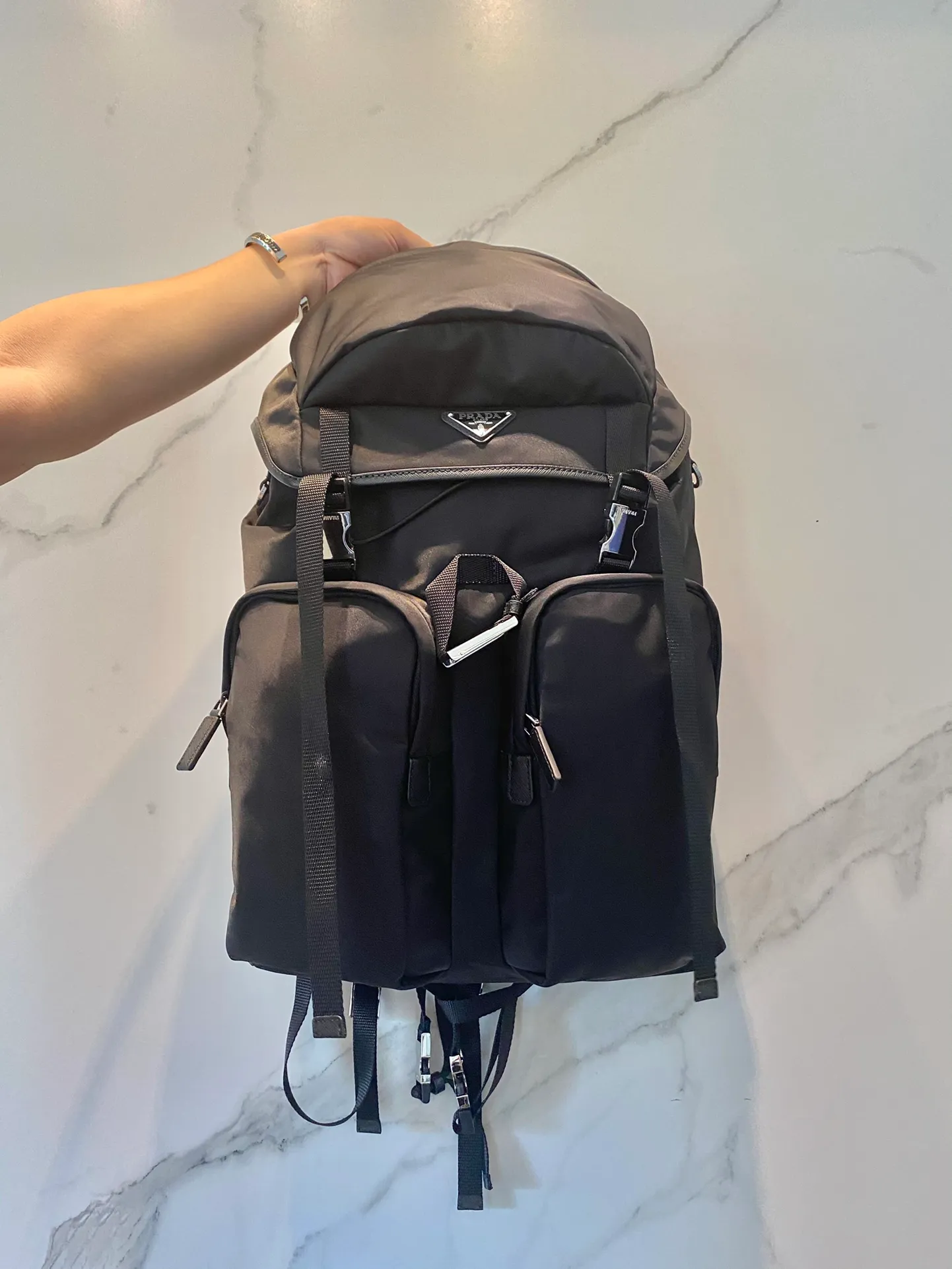 💰1860🎉New mountaineering bag🎉2VZ019🎉🎉 This backpack is made of imported nylon fabric and has a technological style. The main compartment of the backpack is equipped with a flap and buckle, a rear zippered pocket, an adjustable woven nylon strap, two external zippered pockets and two drawstring water bottle pockets😘It is padded with mesh fabric on the back and has many compartments. It must be highly functional and can be worn for business trips, mountain climbing and daily wear. It is very affordable👏👏The upper body effect is super cool😘, men, hurry up and get it, it is worth owning👏👏 Length 32x Height 52x Bottom 19cm🎉🎉🎉💰💰💰💰