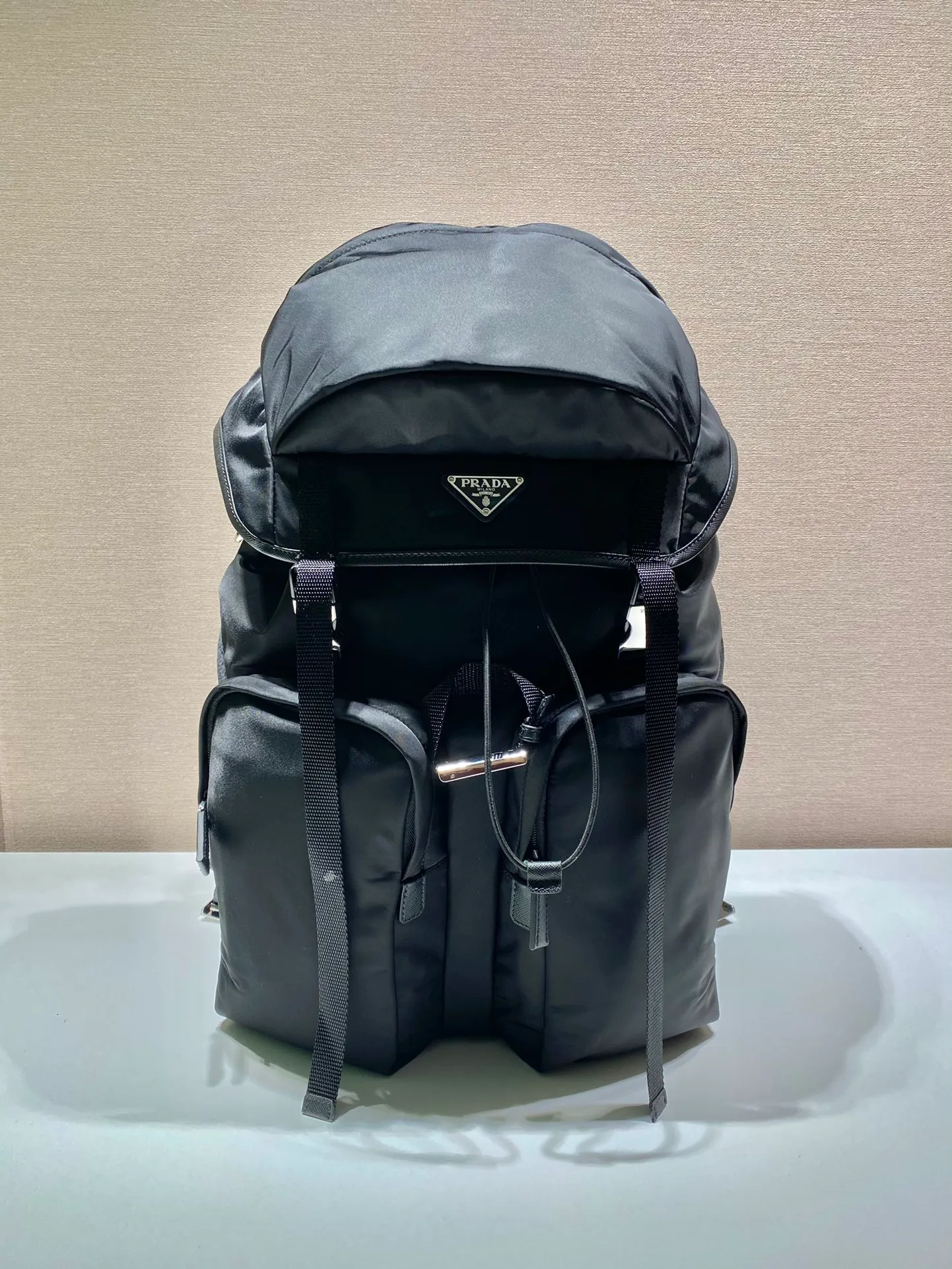 💰1860🎉New mountaineering bag🎉2VZ019🎉🎉 This backpack is made of imported nylon fabric and has a technological style. The main compartment of the backpack is equipped with a flap and buckle, a rear zippered pocket, an adjustable woven nylon strap, two external zippered pockets and two drawstring water bottle pockets😘It is padded with mesh fabric on the back and has many compartments. It must be highly functional and can be worn for business trips, mountain climbing and daily wear. It is very affordable👏👏The upper body effect is super cool😘, men, hurry up and get it, it is worth owning👏👏 Length 32x Height 52x Bottom 19cm🎉🎉🎉💰💰💰💰