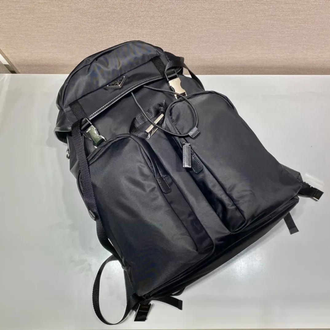 💰1860🎉New mountaineering bag🎉2VZ019🎉🎉 This backpack is made of imported nylon fabric and has a technological style. The main compartment of the backpack is equipped with a flap and buckle, a rear zippered pocket, an adjustable woven nylon strap, two external zippered pockets and two drawstring water bottle pockets😘It is padded with mesh fabric on the back and has many compartments. It must be highly functional and can be worn for business trips, mountain climbing and daily wear. It is very affordable👏👏The upper body effect is super cool😘, men, hurry up and get it, it is worth owning👏👏 Length 32x Height 52x Bottom 19cm🎉🎉🎉💰💰💰💰