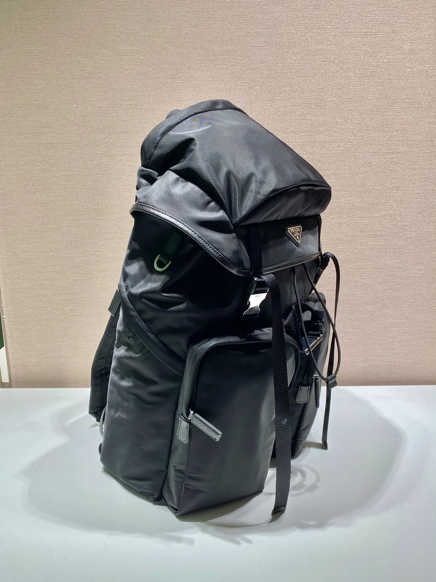 💰1860🎉New mountaineering bag🎉2VZ019🎉🎉 This backpack is made of imported nylon fabric and has a technological style. The main compartment of the backpack is equipped with a flap and buckle, a rear zippered pocket, an adjustable woven nylon strap, two external zippered pockets and two drawstring water bottle pockets😘It is padded with mesh fabric on the back and has many compartments. It must be highly functional and can be worn for business trips, mountain climbing and daily wear. It is very affordable👏👏The upper body effect is super cool😘, men, hurry up and get it, it is worth owning👏👏 Length 32x Height 52x Bottom 19cm🎉🎉🎉💰💰💰💰