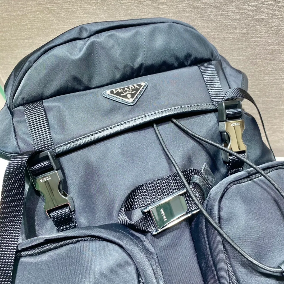 💰1860🎉New mountaineering bag🎉2VZ019🎉🎉 This backpack is made of imported nylon fabric and has a technological style. The main compartment of the backpack is equipped with a flap and buckle, a rear zippered pocket, an adjustable woven nylon strap, two external zippered pockets and two drawstring water bottle pockets😘It is padded with mesh fabric on the back and has many compartments. It must be highly functional and can be worn for business trips, mountain climbing and daily wear. It is very affordable👏👏The upper body effect is super cool😘, men, hurry up and get it, it is worth owning👏👏 Length 32x Height 52x Bottom 19cm🎉🎉🎉💰💰💰💰