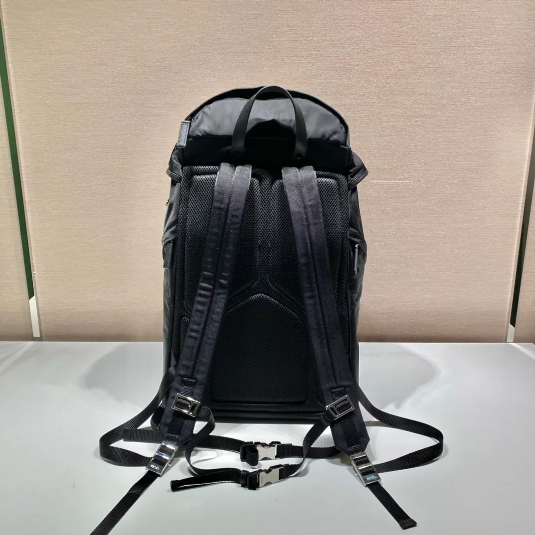 💰1860🎉New mountaineering bag🎉2VZ019🎉🎉 This backpack is made of imported nylon fabric and has a technological style. The main compartment of the backpack is equipped with a flap and buckle, a rear zippered pocket, an adjustable woven nylon strap, two external zippered pockets and two drawstring water bottle pockets😘It is padded with mesh fabric on the back and has many compartments. It must be highly functional and can be worn for business trips, mountain climbing and daily wear. It is very affordable👏👏The upper body effect is super cool😘, men, hurry up and get it, it is worth owning👏👏 Length 32x Height 52x Bottom 19cm🎉🎉🎉💰💰💰💰