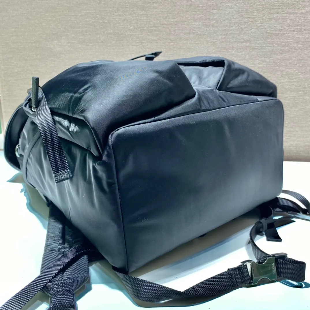 💰1860🎉New mountaineering bag🎉2VZ019🎉🎉 This backpack is made of imported nylon fabric and has a technological style. The main compartment of the backpack is equipped with a flap and buckle, a rear zippered pocket, an adjustable woven nylon strap, two external zippered pockets and two drawstring water bottle pockets😘It is padded with mesh fabric on the back and has many compartments. It must be highly functional and can be worn for business trips, mountain climbing and daily wear. It is very affordable👏👏The upper body effect is super cool😘, men, hurry up and get it, it is worth owning👏👏 Length 32x Height 52x Bottom 19cm🎉🎉🎉💰💰💰💰