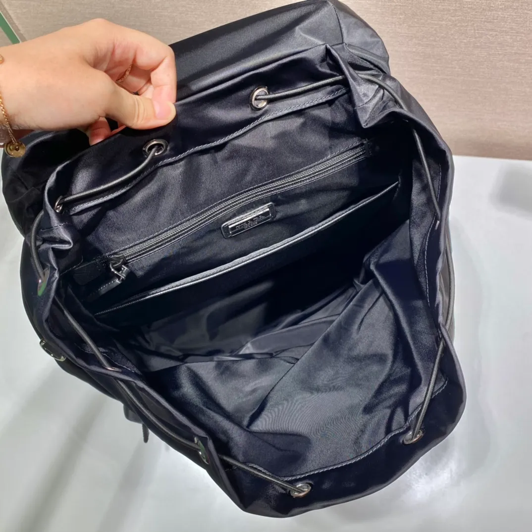 💰1860🎉New mountaineering bag🎉2VZ019🎉🎉 This backpack is made of imported nylon fabric and has a technological style. The main compartment of the backpack is equipped with a flap and buckle, a rear zippered pocket, an adjustable woven nylon strap, two external zippered pockets and two drawstring water bottle pockets😘It is padded with mesh fabric on the back and has many compartments. It must be highly functional and can be worn for business trips, mountain climbing and daily wear. It is very affordable👏👏The upper body effect is super cool😘, men, hurry up and get it, it is worth owning👏👏 Length 32x Height 52x Bottom 19cm🎉🎉🎉💰💰💰💰