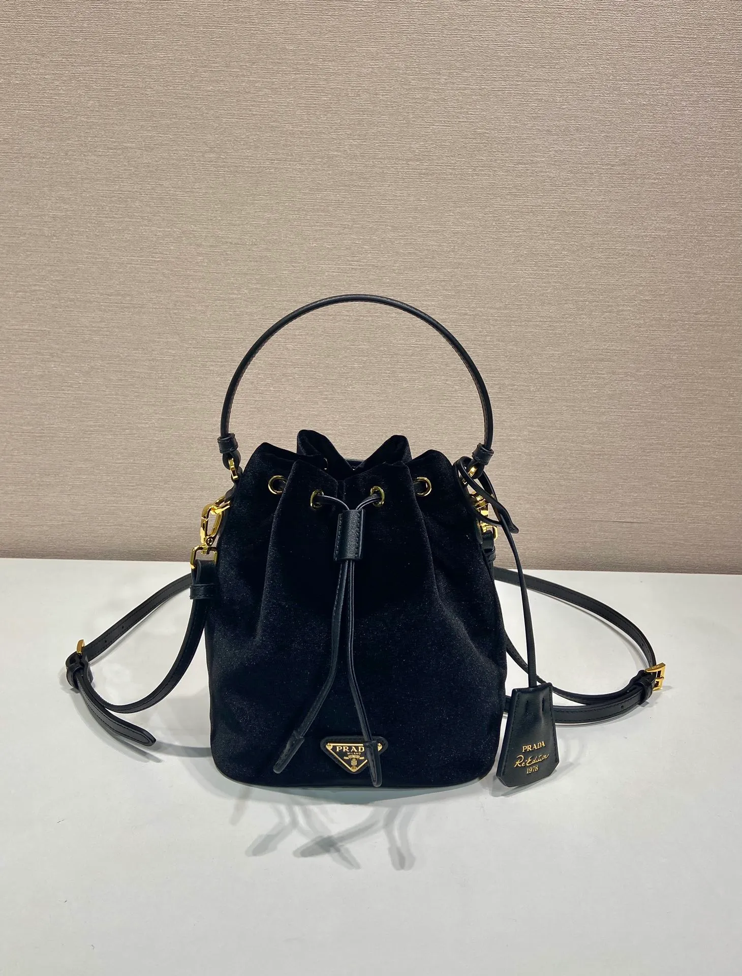 💰960🎉Velvet bucket bag🎉1BE067 velvet🎉🎉 This bucket bag is made of imported velvet fabric and top-grade gold hardware, which carries the brand’s original and unique expression of extraordinary beauty. Comes with a detachable and adjustable long leather shoulder strap and leather keychain. Large capacity, light and practical🎉🎉Another popular style that will never go out of style🎉 Length 15.5x Height 19.5x Bottom 10cm