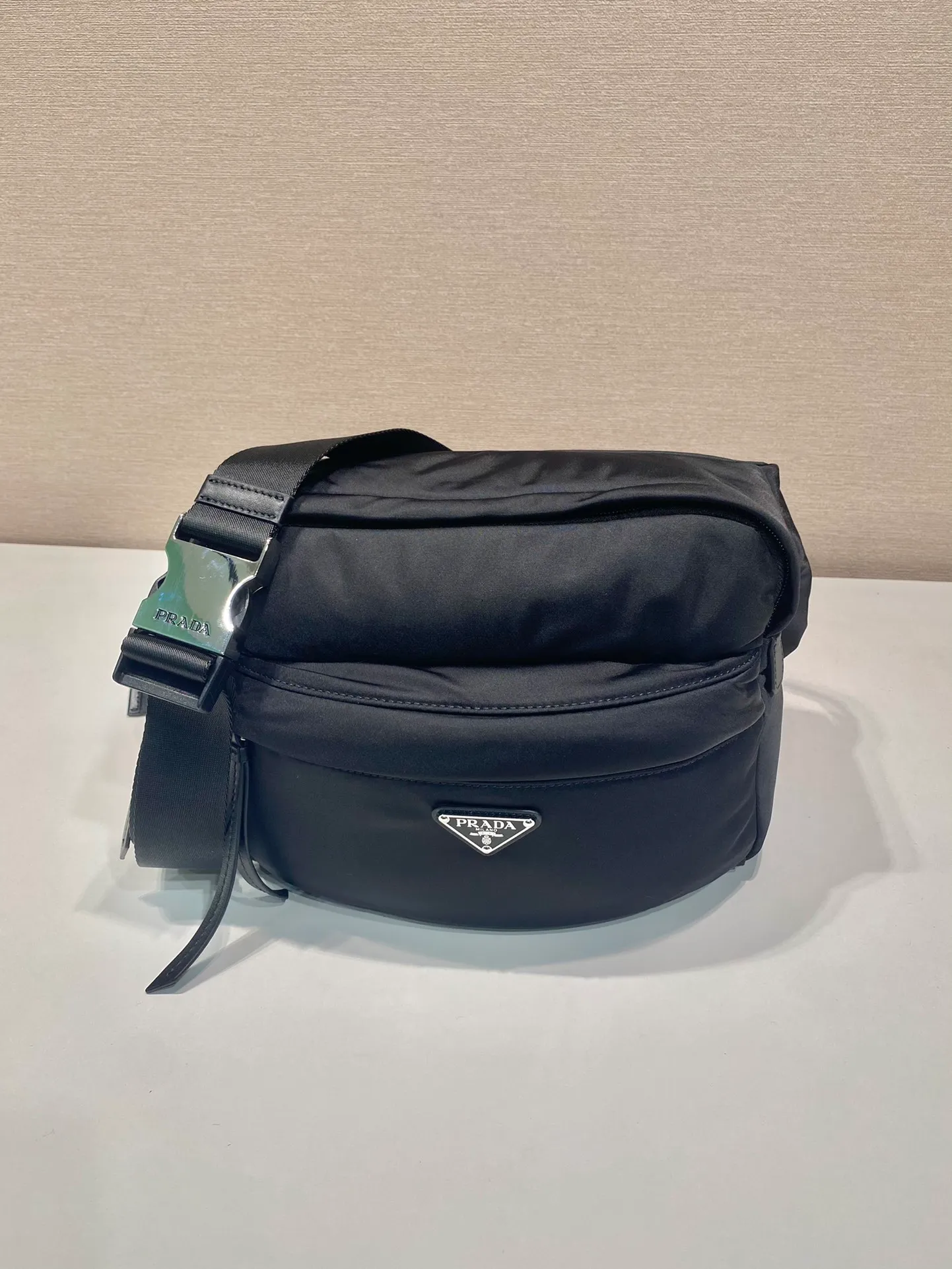 💰1060🎉New style🎉2VH038B messenger bag👏🏻👏🏻 This messenger bag is made of imported nylon fabric, with an internal logo plate and an external triangular enamel logo on the front. It has an adjustable fabric shoulder strap, a main zipper compartment, a front pocket and an inner zipper pocket. It is low-key, luxurious and versatile.