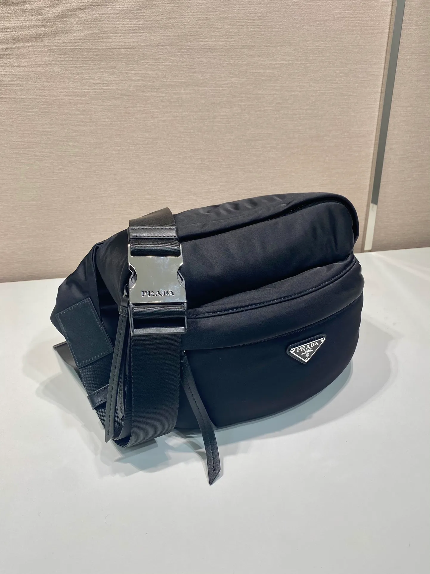 💰1060🎉New style🎉2VH038B messenger bag👏🏻👏🏻 This messenger bag is made of imported nylon fabric, with an internal logo plate and an external triangular enamel logo on the front. It has an adjustable fabric shoulder strap, a main zipper compartment, a front pocket and an inner zipper pocket. It is low-key, luxurious and versatile.