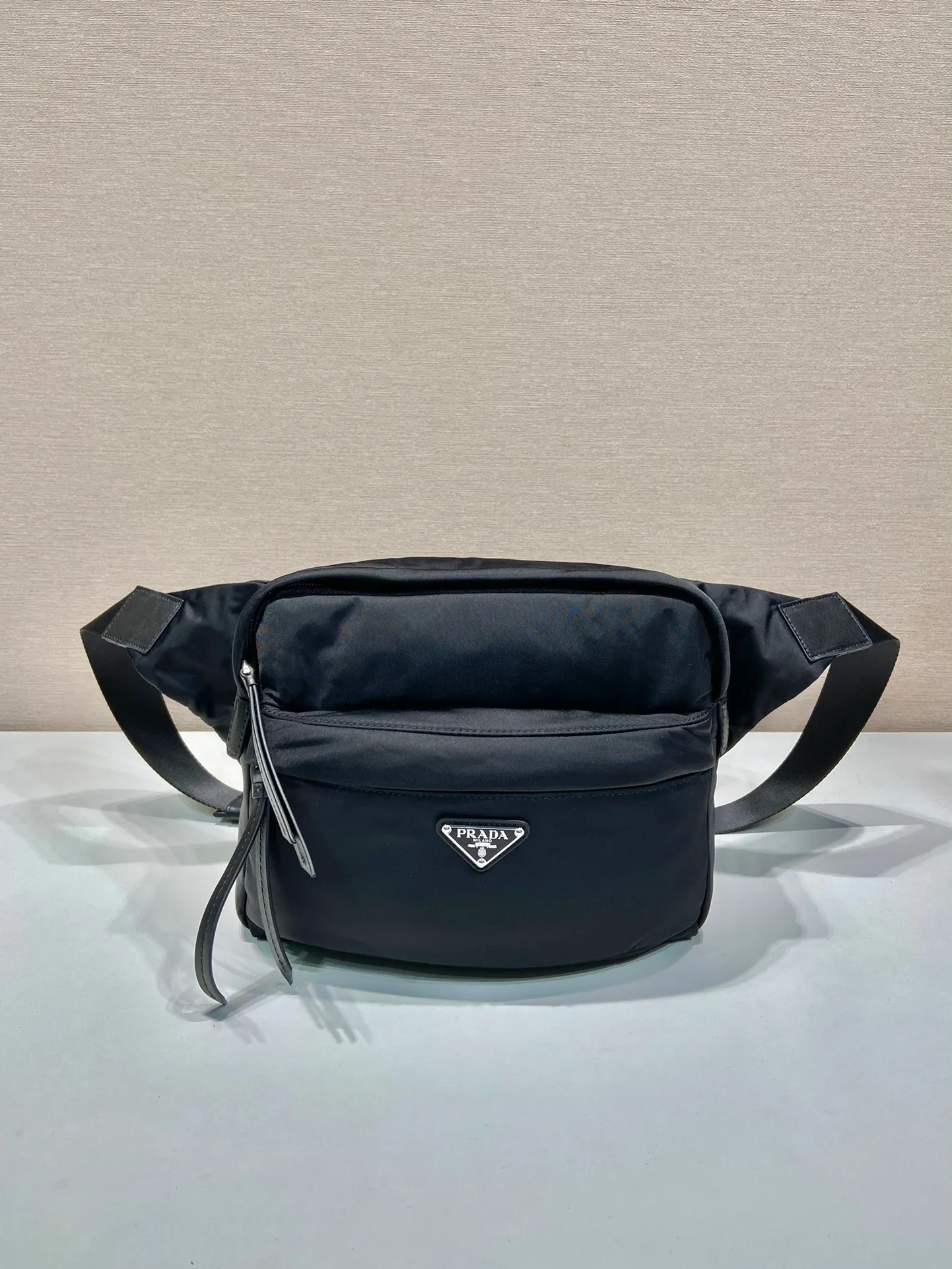 💰1060🎉New style🎉2VH038B messenger bag👏🏻👏🏻 This messenger bag is made of imported nylon fabric, with an internal logo plate and an external triangular enamel logo on the front. It has an adjustable fabric shoulder strap, a main zipper compartment, a front pocket and an inner zipper pocket. It is low-key, luxurious and versatile.