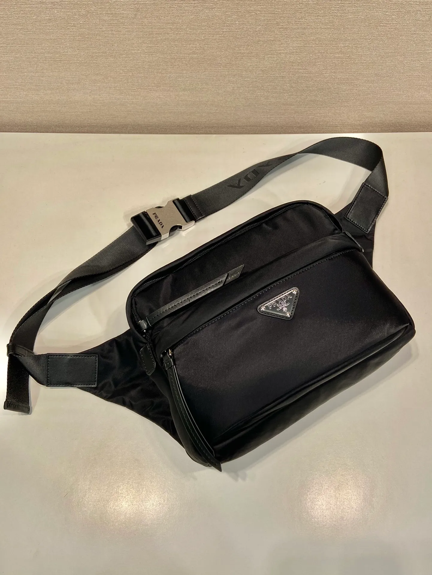 💰1060🎉New style🎉2VH038B messenger bag👏🏻👏🏻 This messenger bag is made of imported nylon fabric, with an internal logo plate and an external triangular enamel logo on the front. It has an adjustable fabric shoulder strap, a main zipper compartment, a front pocket and an inner zipper pocket. It is low-key, luxurious and versatile.