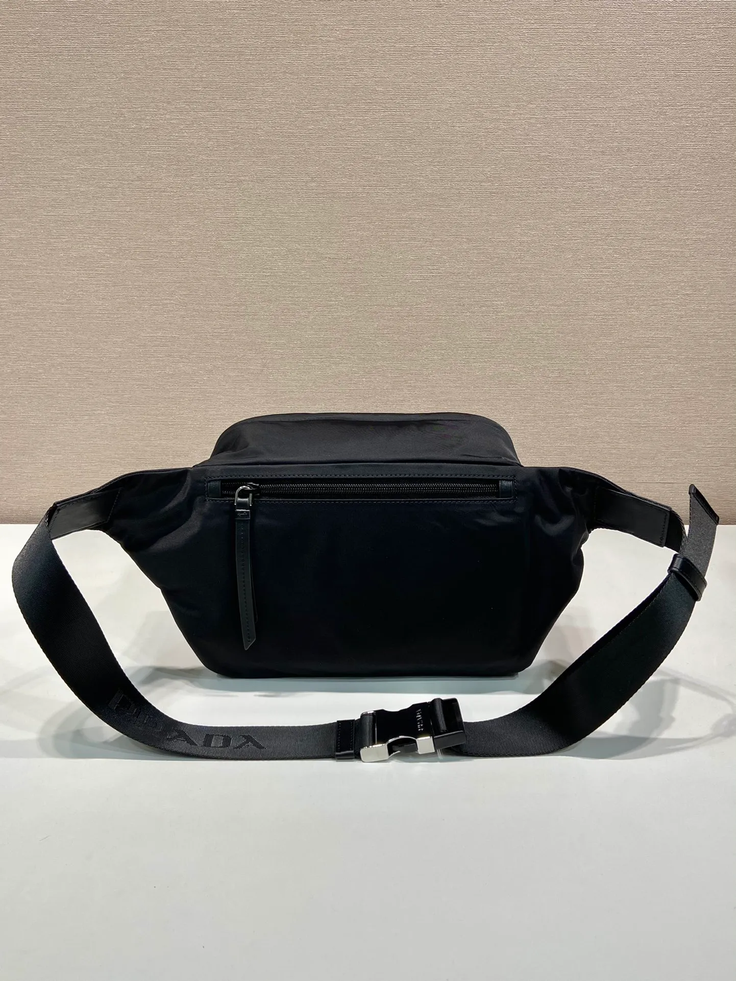 💰1060🎉New style🎉2VH038B messenger bag👏🏻👏🏻 This messenger bag is made of imported nylon fabric, with an internal logo plate and an external triangular enamel logo on the front. It has an adjustable fabric shoulder strap, a main zipper compartment, a front pocket and an inner zipper pocket. It is low-key, luxurious and versatile.