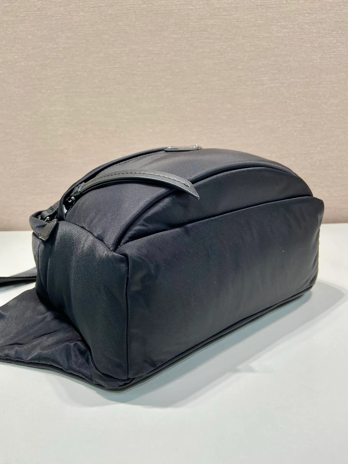 💰1060🎉New style🎉2VH038B messenger bag👏🏻👏🏻 This messenger bag is made of imported nylon fabric, with an internal logo plate and an external triangular enamel logo on the front. It has an adjustable fabric shoulder strap, a main zipper compartment, a front pocket and an inner zipper pocket. It is low-key, luxurious and versatile.