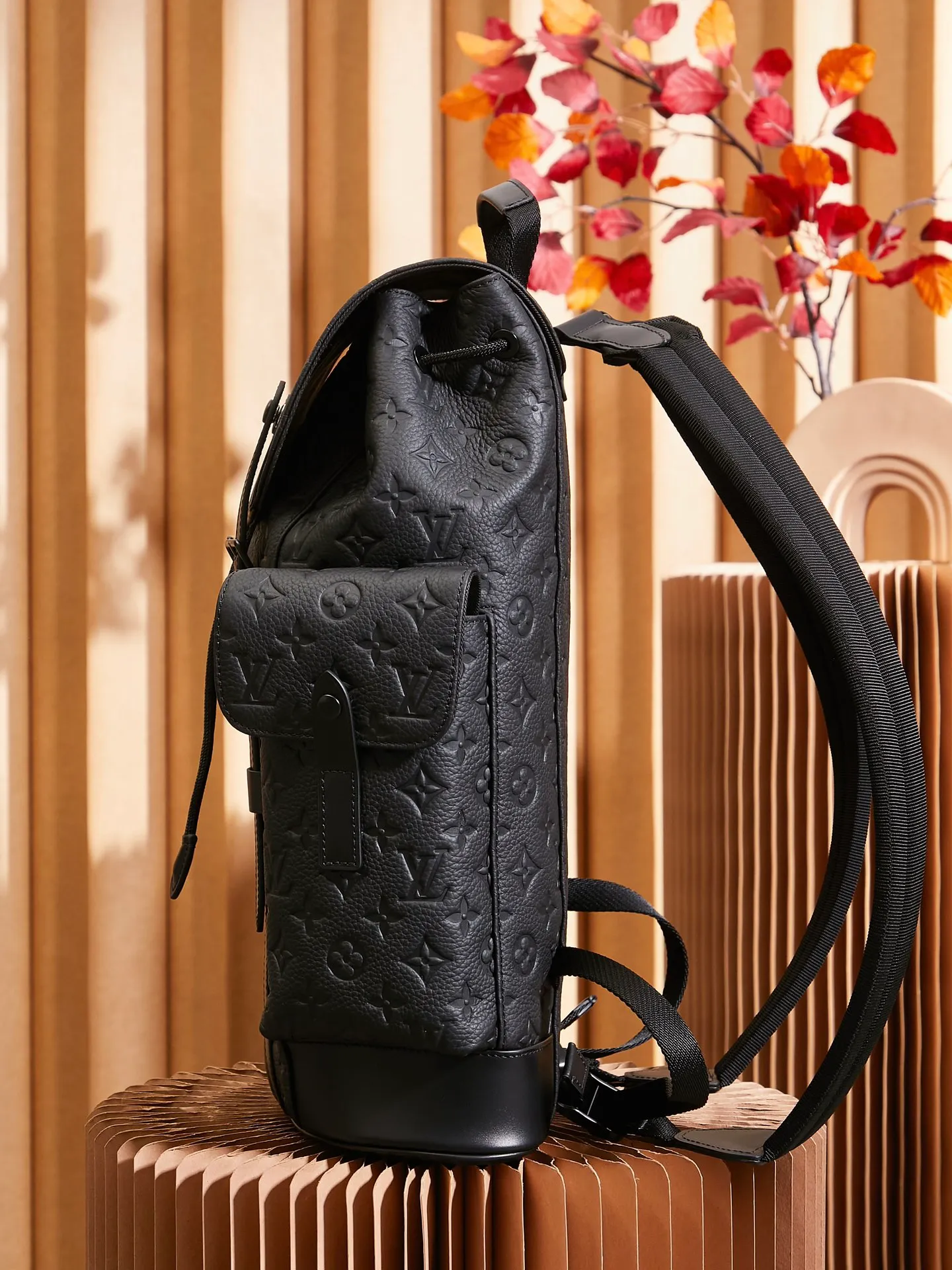 P¥1360👉nfc163C01 dynamic chip version👈【Top inspection-free all-steel hardware】Christopher medium backpack M55699 is made of Taurillon leather with embossed Monogram pattern. It has a moderate capacity and combines outer pockets and functional inner pockets, with leather shoulder straps and matte metal parts. Drawstring and snap closure securely keep your belongings safe. 38 x 44 x 12.5 cm (length x height x width)