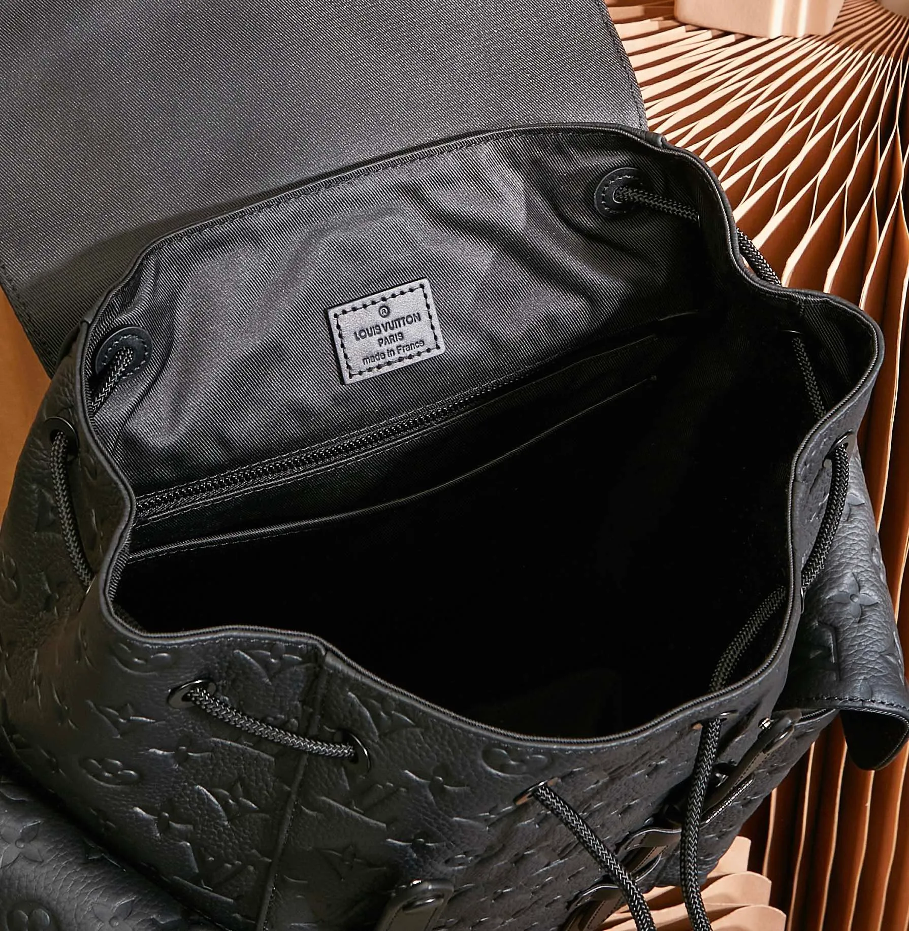 P¥1360👉nfc163C01 dynamic chip version👈【Top inspection-free all-steel hardware】Christopher medium backpack M55699 is made of Taurillon leather with embossed Monogram pattern. It has a moderate capacity and combines outer pockets and functional inner pockets, with leather shoulder straps and matte metal parts. Drawstring and snap closure securely keep your belongings safe. 38 x 44 x 12.5 cm (length x height x width)