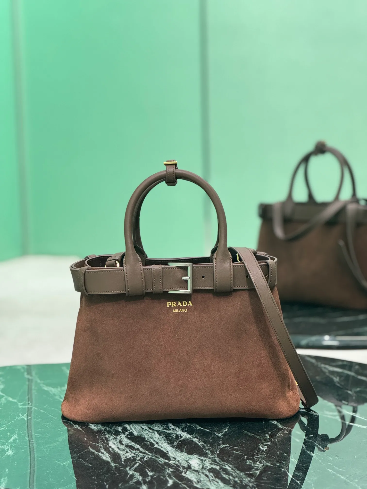 💰1760🌟Suede leather drawstring handbag 2024 new DoubleBag shopping bag Double suede imported cowhide, with full sheepskin inside, elegant and simple bag design with printed letter logo on the front, logo portable shoulder strap with adjustable length, three built-in compartments, middle inner pocket, and the unique design of the large leather belt is full of vitality! Size: 32Ｘ23︸11CM Style number: 1BA434