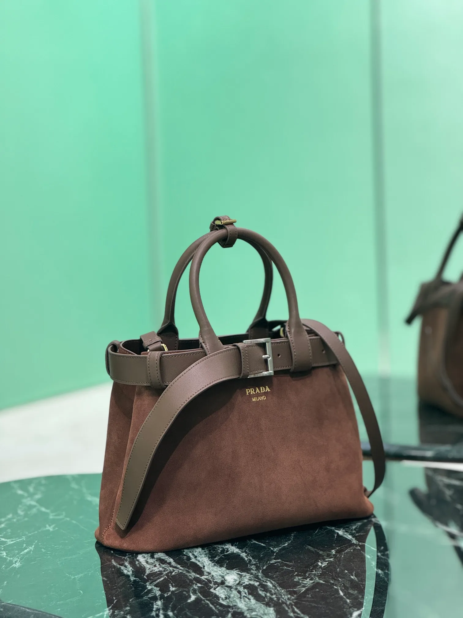 💰1760🌟Suede leather drawstring handbag 2024 new DoubleBag shopping bag Double suede imported cowhide, with full sheepskin inside, elegant and simple bag design with printed letter logo on the front, logo portable shoulder strap with adjustable length, three built-in compartments, middle inner pocket, and the unique design of the large leather belt is full of vitality! Size: 32Ｘ23︸11CM Style number: 1BA434