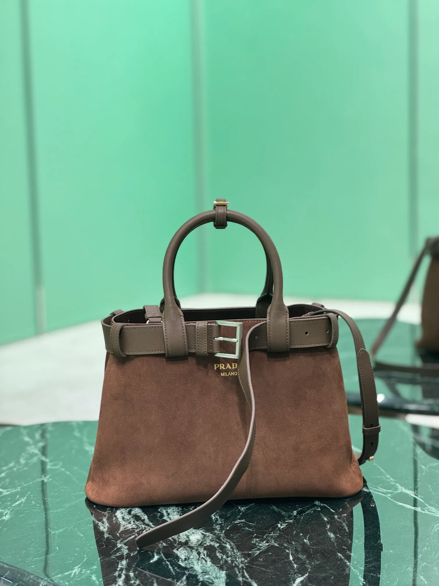 💰1760🌟Suede leather drawstring handbag 2024 new DoubleBag shopping bag Double suede imported cowhide, with full sheepskin inside, elegant and simple bag design with printed letter logo on the front, logo portable shoulder strap with adjustable length, three built-in compartments, middle inner pocket, and the unique design of the large leather belt is full of vitality! Size: 32Ｘ23︸11CM Style number: 1BA434