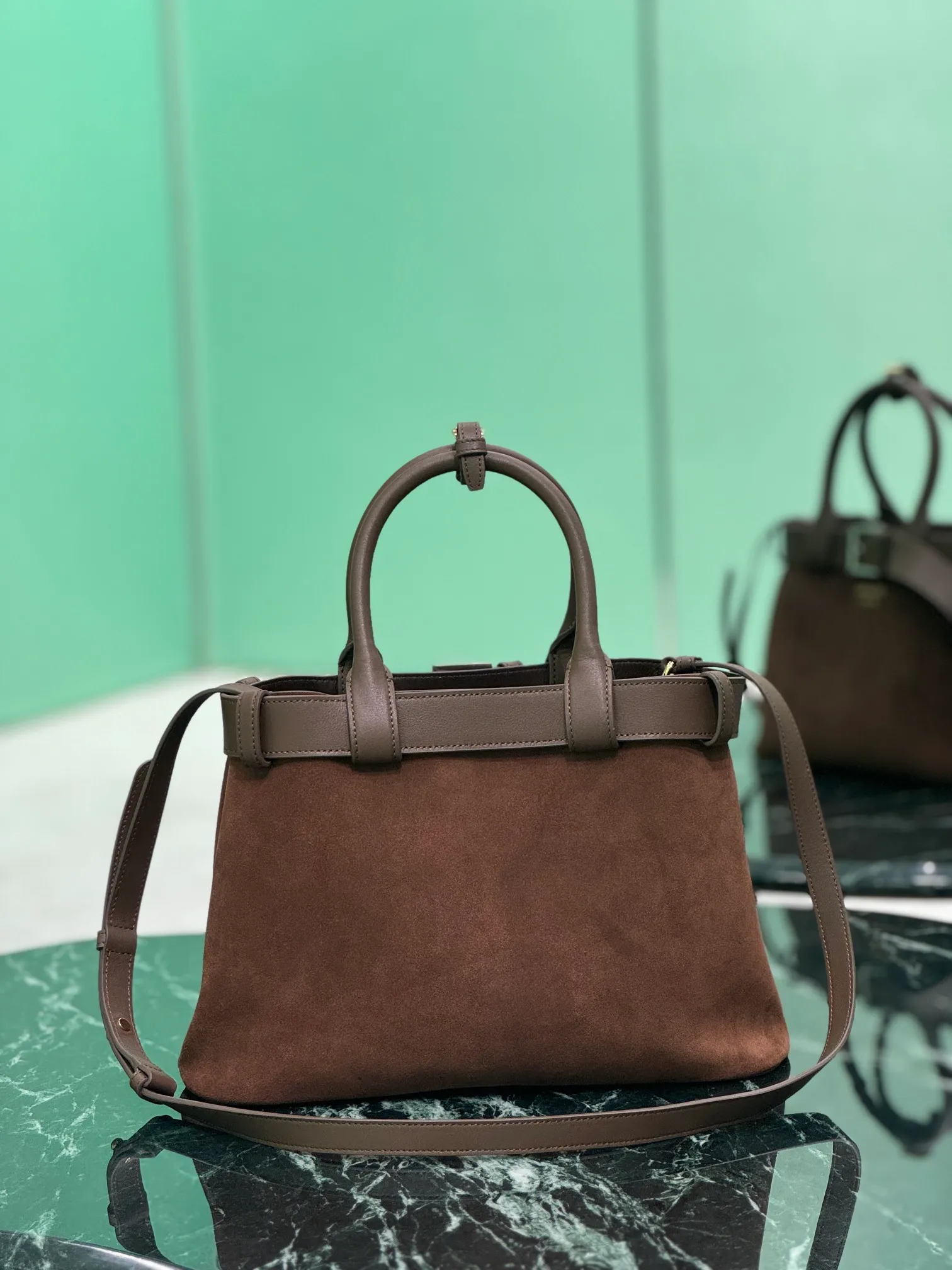 💰1760🌟Suede leather drawstring handbag 2024 new DoubleBag shopping bag Double suede imported cowhide, with full sheepskin inside, elegant and simple bag design with printed letter logo on the front, logo portable shoulder strap with adjustable length, three built-in compartments, middle inner pocket, and the unique design of the large leather belt is full of vitality! Size: 32Ｘ23︸11CM Style number: 1BA434