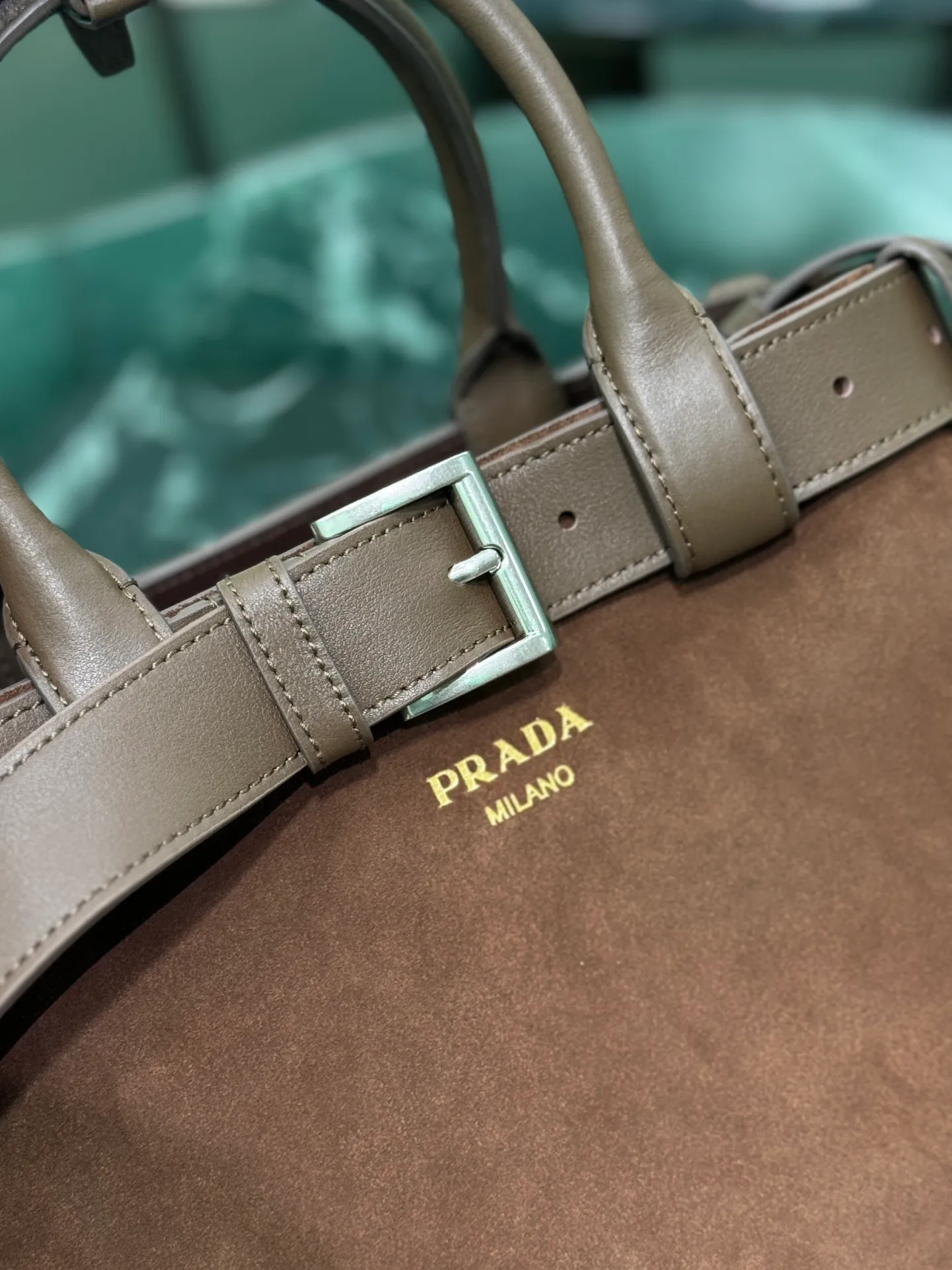 💰1760🌟Suede leather drawstring handbag 2024 new DoubleBag shopping bag Double suede imported cowhide, with full sheepskin inside, elegant and simple bag design with printed letter logo on the front, logo portable shoulder strap with adjustable length, three built-in compartments, middle inner pocket, and the unique design of the large leather belt is full of vitality! Size: 32Ｘ23︸11CM Style number: 1BA434