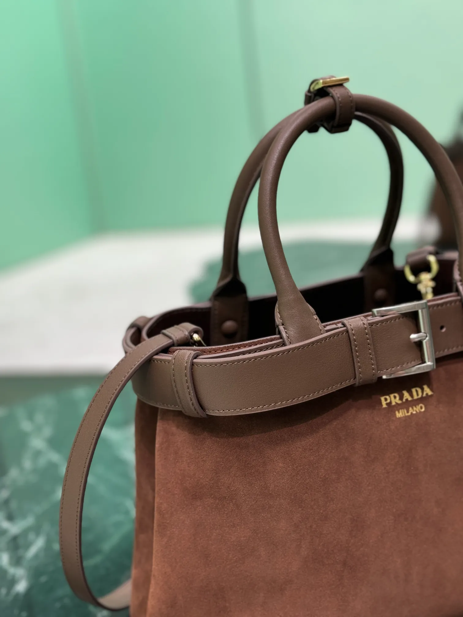 💰1760🌟Suede leather drawstring handbag 2024 new DoubleBag shopping bag Double suede imported cowhide, with full sheepskin inside, elegant and simple bag design with printed letter logo on the front, logo portable shoulder strap with adjustable length, three built-in compartments, middle inner pocket, and the unique design of the large leather belt is full of vitality! Size: 32Ｘ23︸11CM Style number: 1BA434