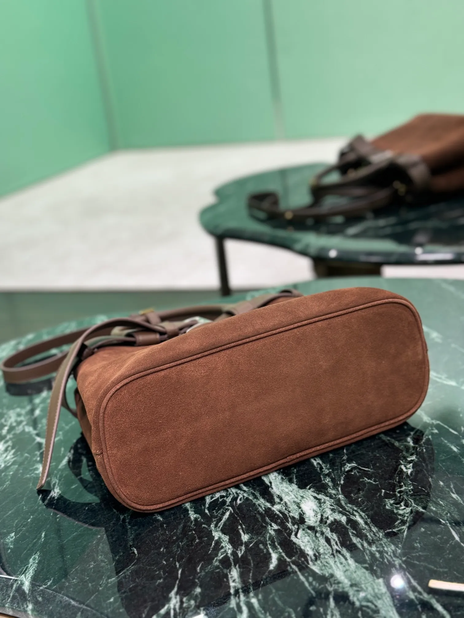 💰1760🌟Suede leather drawstring handbag 2024 new DoubleBag shopping bag Double suede imported cowhide, with full sheepskin inside, elegant and simple bag design with printed letter logo on the front, logo portable shoulder strap with adjustable length, three built-in compartments, middle inner pocket, and the unique design of the large leather belt is full of vitality! Size: 32Ｘ23︸11CM Style number: 1BA434