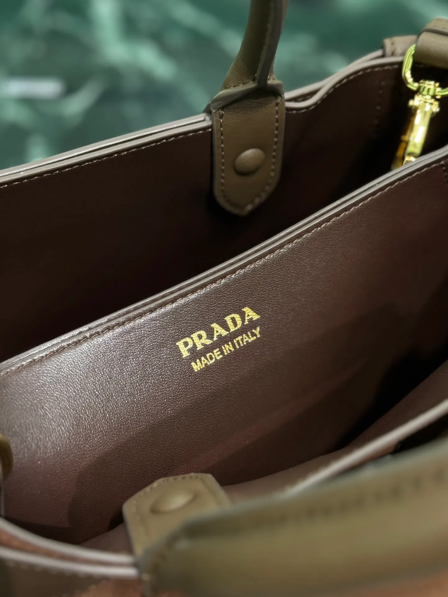 💰1760🌟Suede leather drawstring handbag 2024 new DoubleBag shopping bag Double suede imported cowhide, with full sheepskin inside, elegant and simple bag design with printed letter logo on the front, logo portable shoulder strap with adjustable length, three built-in compartments, middle inner pocket, and the unique design of the large leather belt is full of vitality! Size: 32Ｘ23︸11CM Style number: 1BA434