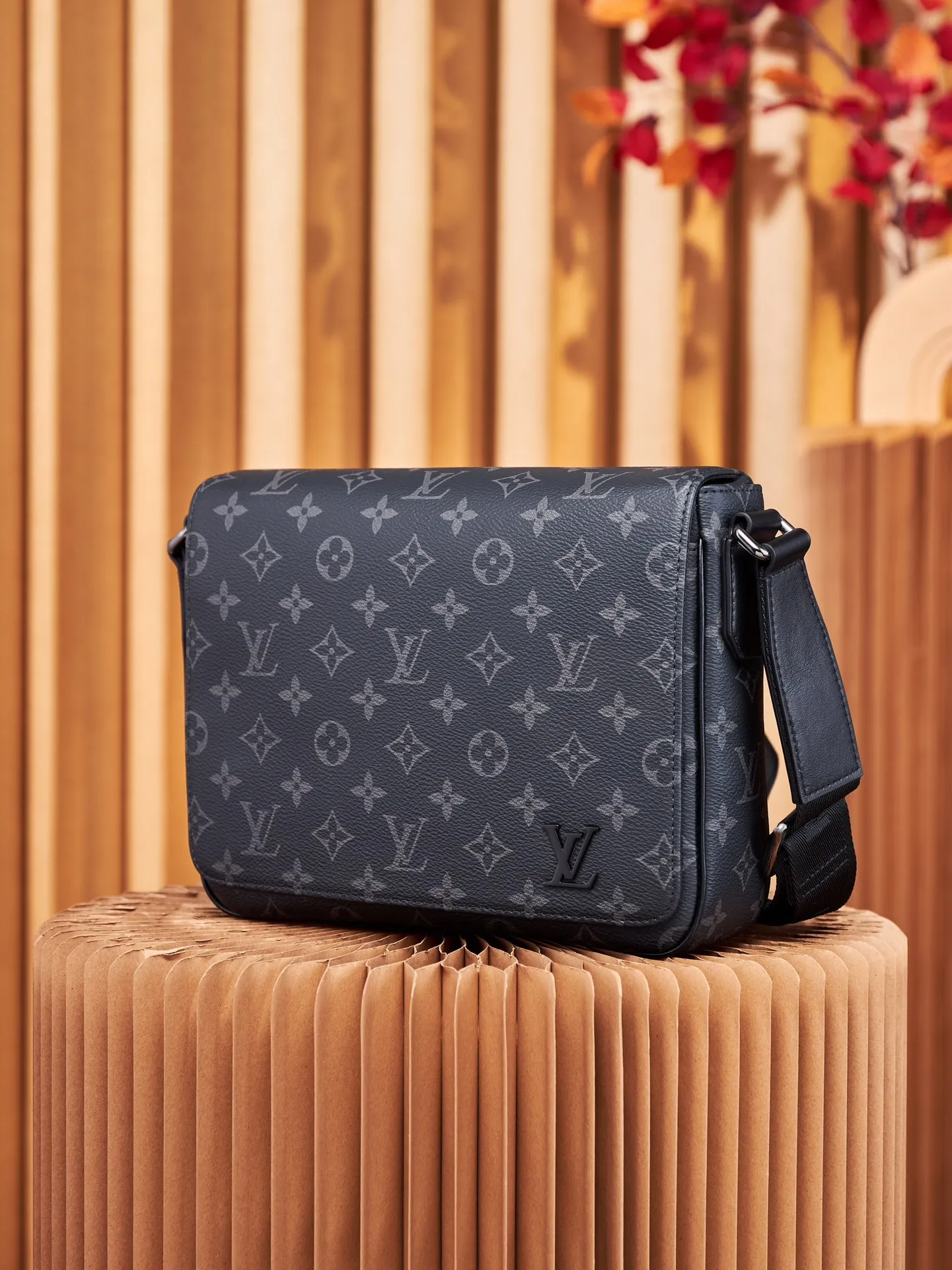 P¥720👉nfc163C01 dynamic chip version👈[Top-grade inspection-free all-steel hardware]👏👏This District small messenger bag releases its handsome charm through Monogram Eclipse canvas. The Louis Vuitton logo and LV letters in the lower left corner highlight the brand elements. The rear zippered outer pocket is easy to access and the adjustable shoulder strap allows for comfortable carrying. Monogram Eclipse coated canvas, cow leather trim, fabric lining, metal hardware, magnetic flap, zippered back pocket, inner patch pocket, inner front pocket, non-detachable, adjustable shoulder strap! ! Model: M46255; Size: 26x20x7CM