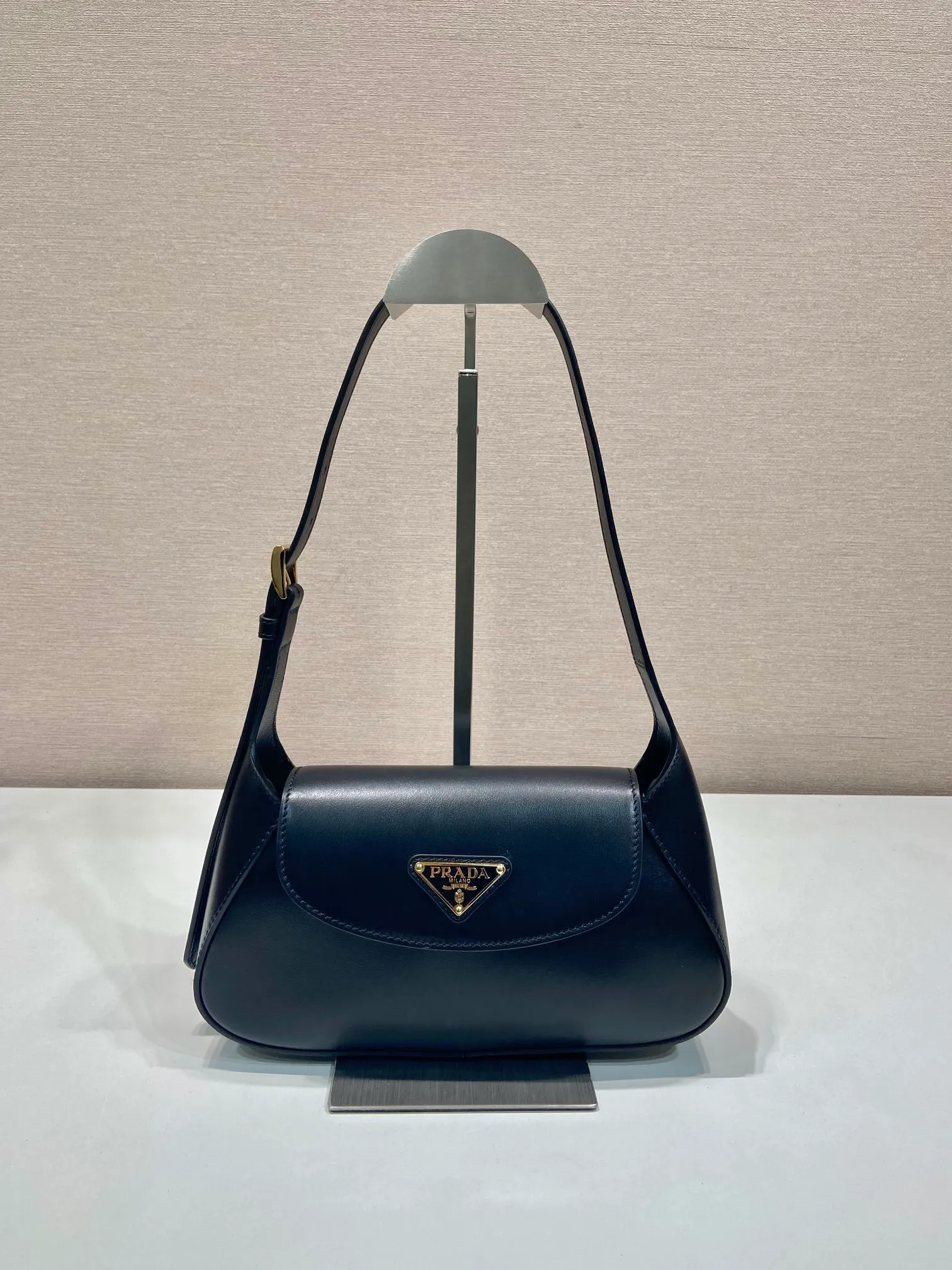 💰1500🎉New Shoulder Bag🎉1BD358🎉🎉 This modern and sophisticated leather handbag showcases superior craftsmanship with exquisite details and smooth aesthetic construction. It has simple lines and compact shape. It is equipped with Nappa leather lining and elegant adjustable handles. It is equipped with a magnetic cover and large capacity. It is simple and elegant. Babies, hurry up and get it🎉🎉 Width: 25cm Length: 5.5cm