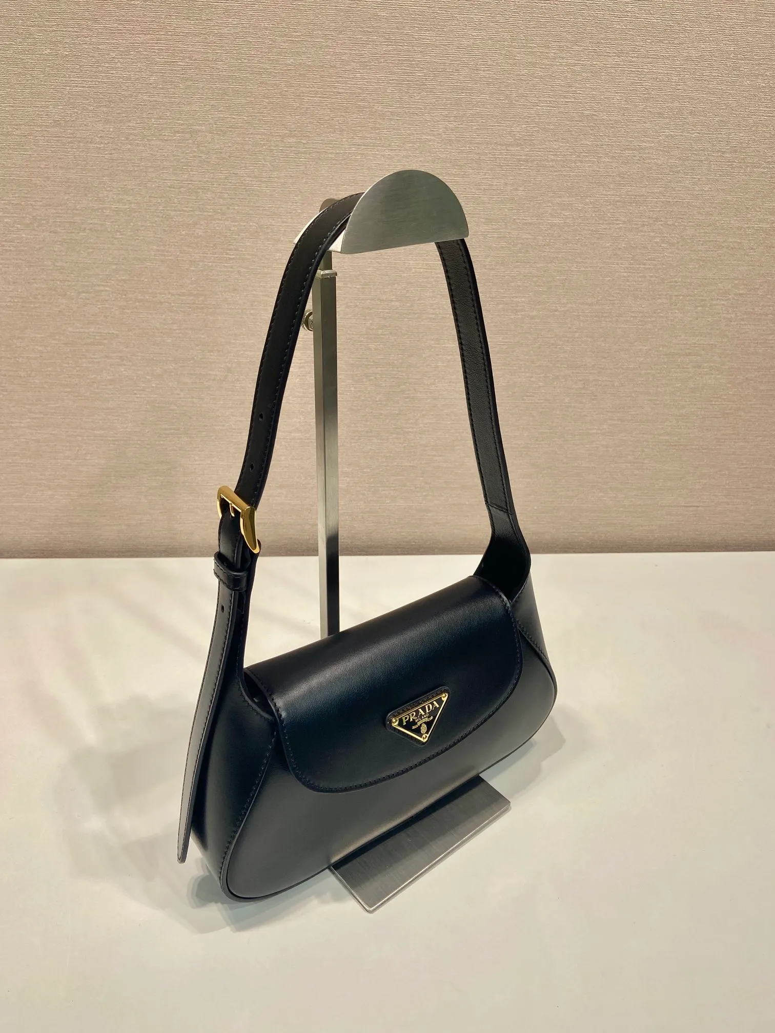💰1500🎉New Shoulder Bag🎉1BD358🎉🎉 This modern and sophisticated leather handbag showcases superior craftsmanship with exquisite details and smooth aesthetic construction. It has simple lines and compact shape. It is equipped with Nappa leather lining and elegant adjustable handles. It is equipped with a magnetic cover and large capacity. It is simple and elegant. Babies, hurry up and get it🎉🎉 Width: 25cm Length: 5.5cm
