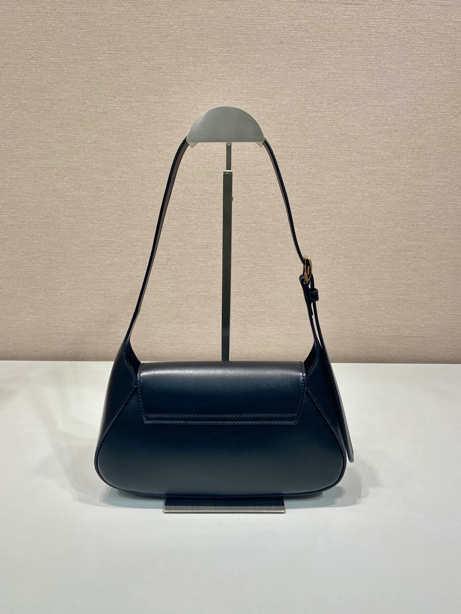 💰1500🎉New Shoulder Bag🎉1BD358🎉🎉 This modern and sophisticated leather handbag showcases superior craftsmanship with exquisite details and smooth aesthetic construction. It has simple lines and compact shape. It is equipped with Nappa leather lining and elegant adjustable handles. It is equipped with a magnetic cover and large capacity. It is simple and elegant. Babies, hurry up and get it🎉🎉 Width: 25cm Length: 5.5cm