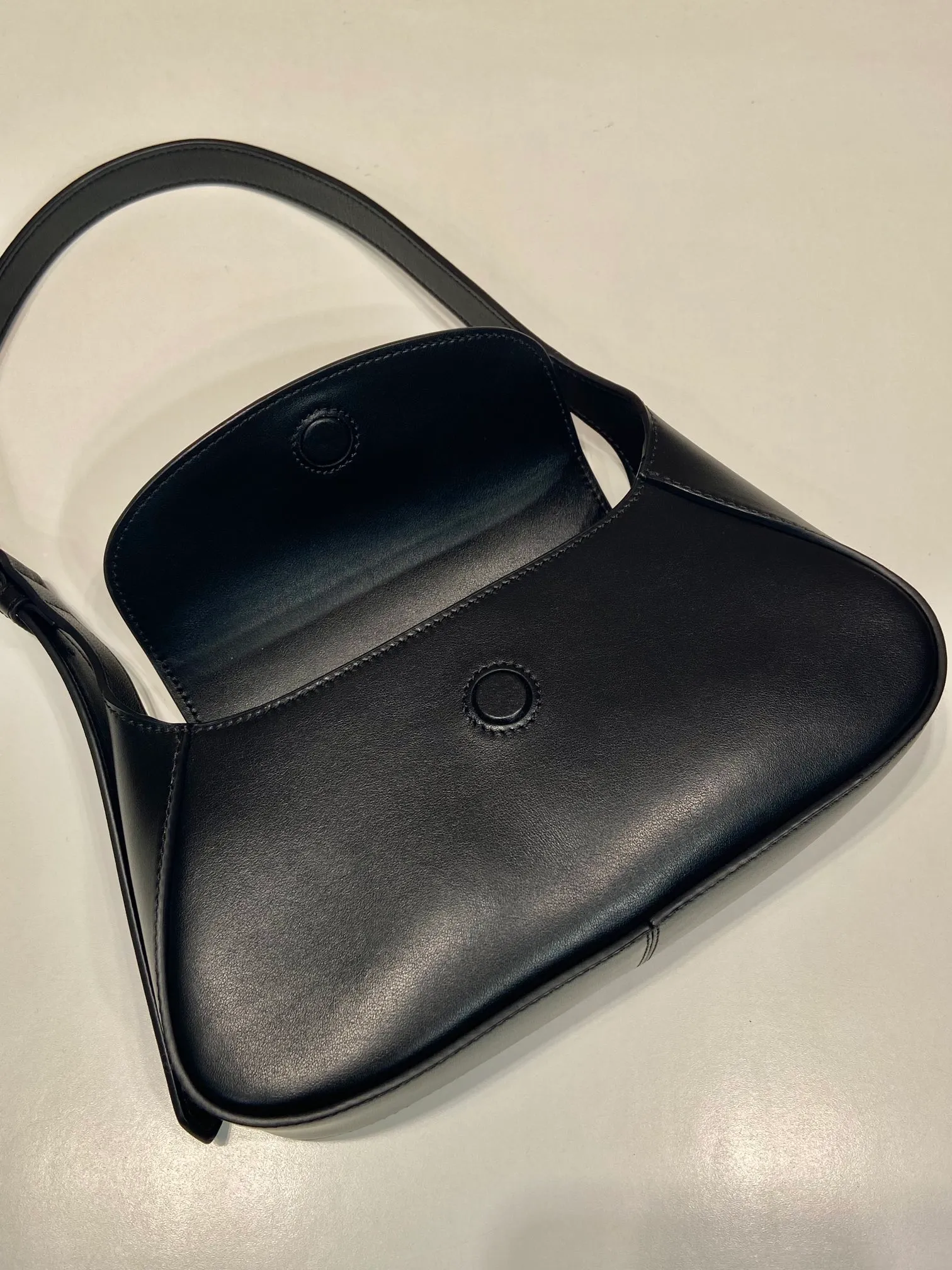 💰1500🎉New Shoulder Bag🎉1BD358🎉🎉 This modern and sophisticated leather handbag showcases superior craftsmanship with exquisite details and smooth aesthetic construction. It has simple lines and compact shape. It is equipped with Nappa leather lining and elegant adjustable handles. It is equipped with a magnetic cover and large capacity. It is simple and elegant. Babies, hurry up and get it🎉🎉 Width: 25cm Length: 5.5cm