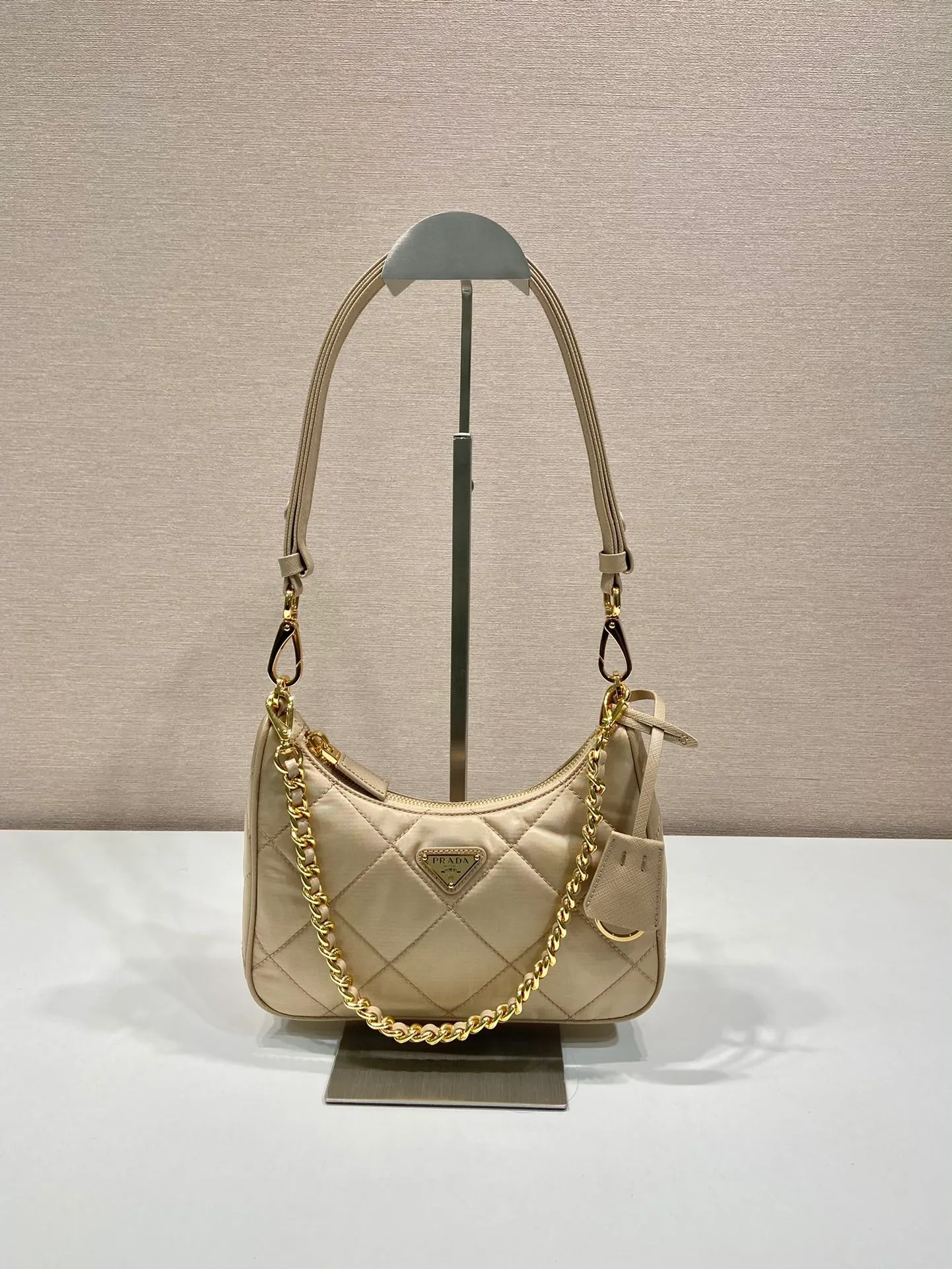 💰1000🎉Embroidered plaid Hobo🎉1BC204 handbag/underarm bag/crossbody bag This Hobo handbag/armpit bag/crossbody bag is very functional and can be used for three purposes in one bag. It is perfect🎉🎉 Made of imported nylon fabric/imported cross-grain cowhide, complex hand-made rhombus stitch pattern, equipped with detachable iron, and the leather shoulder strap can be adjusted and switched at any time😘😘The upper body effect is beautiful, convenient and practical🎉🎉Hurry up and get it👏 Length 23x Height 16x Bottom 6.5cm🎉🎉🎉👏👏👏
