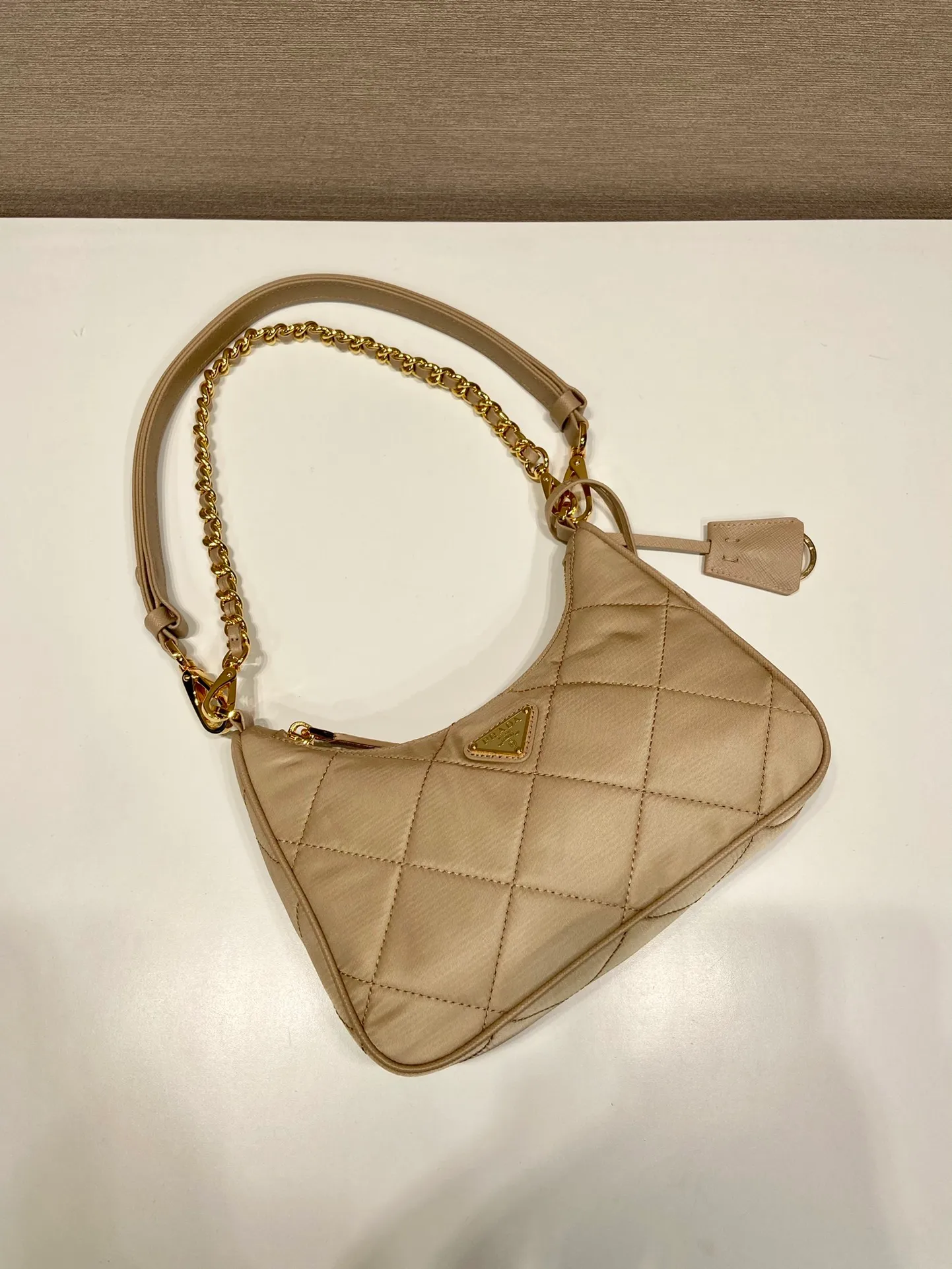 💰1000🎉Embroidered plaid Hobo🎉1BC204 handbag/underarm bag/crossbody bag This Hobo handbag/armpit bag/crossbody bag is very functional and can be used for three purposes in one bag. It is perfect🎉🎉 Made of imported nylon fabric/imported cross-grain cowhide, complex hand-made rhombus stitch pattern, equipped with detachable iron, and the leather shoulder strap can be adjusted and switched at any time😘😘The upper body effect is beautiful, convenient and practical🎉🎉Hurry up and get it👏 Length 23x Height 16x Bottom 6.5cm🎉🎉🎉👏👏👏